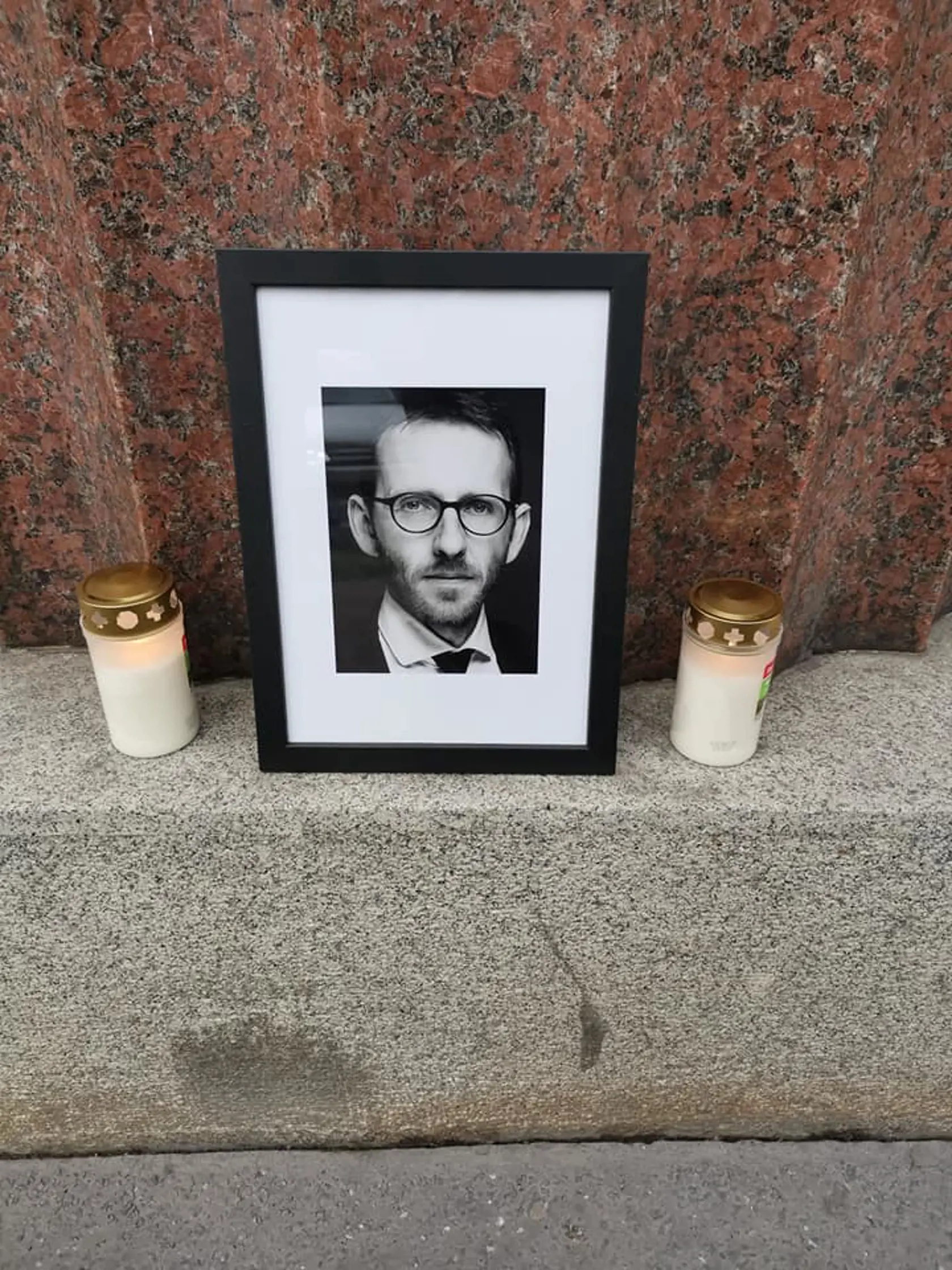 Ministerstvo kultúry si pamiatku štátneho tajomníka zo strany Za ľudí Vladimíra Dolinaya uctilo fotografiou a sviečkami.