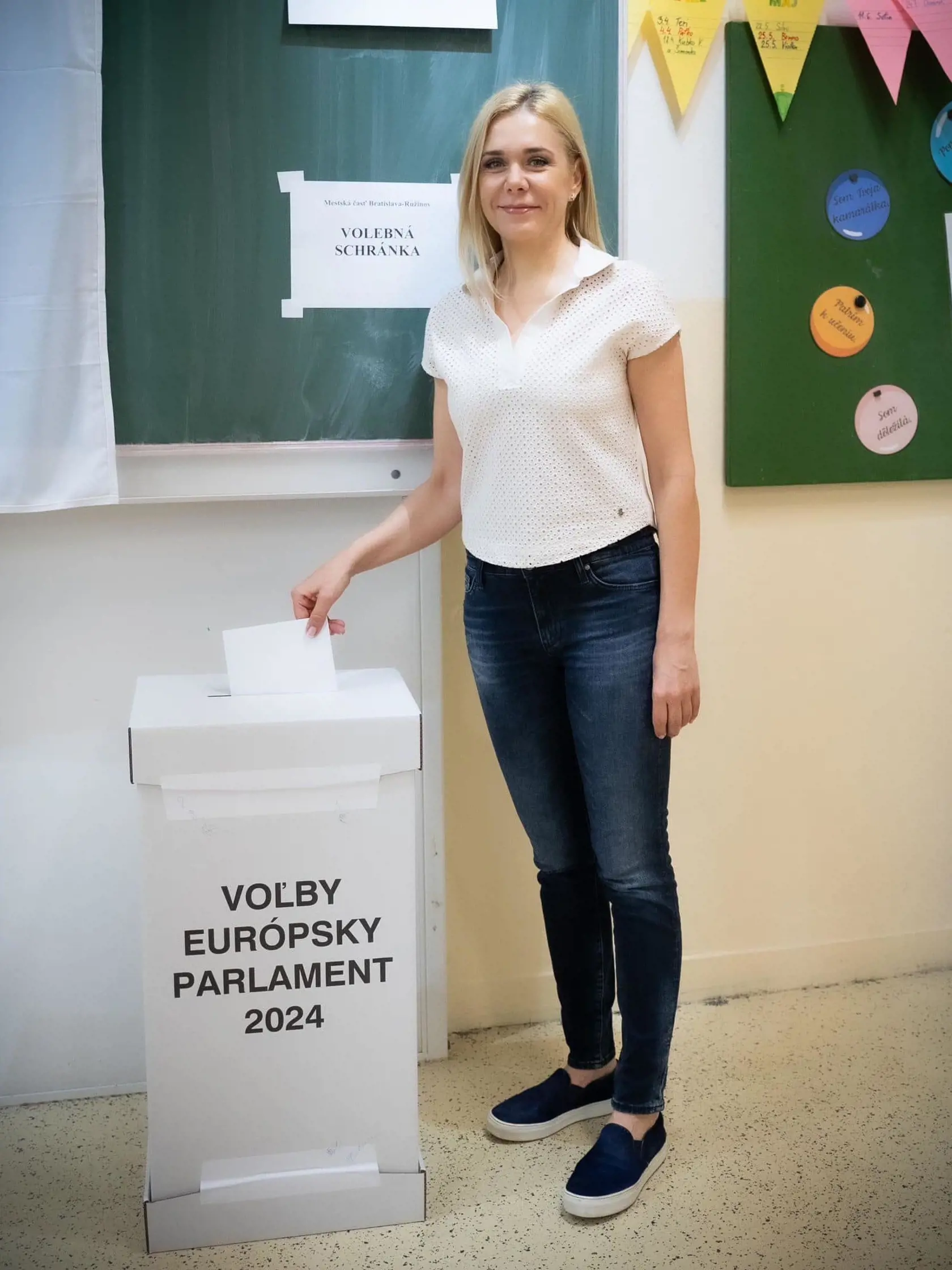 Ministerka Saková dorazila v rifliach a polo tričku.