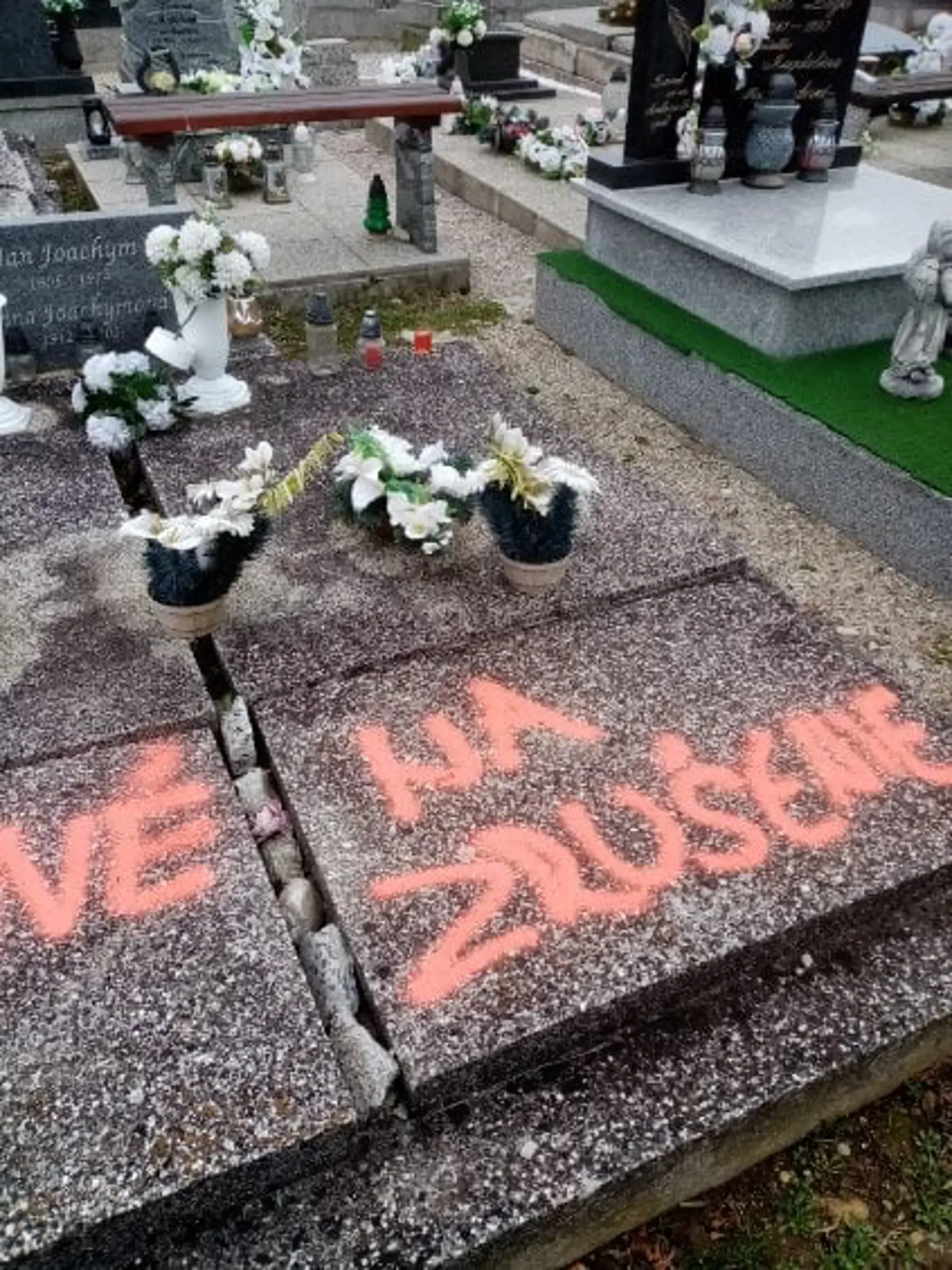 Domáci sú doslova zhrození a poukazujú na to, že môže ísť o trestný čin hanobenia miesta posledného odpočinku.
