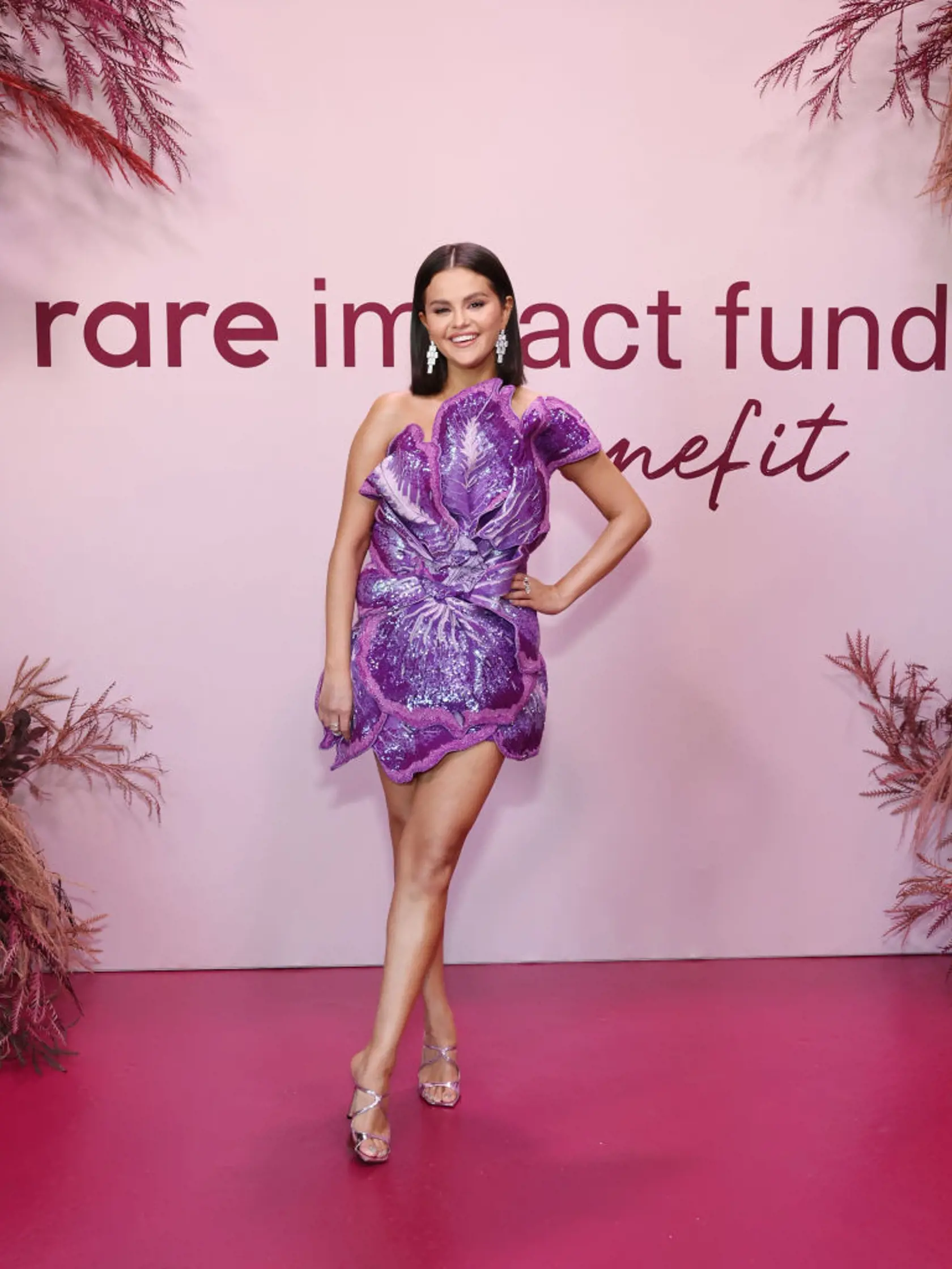 Selena neskôr vystriedala strieborný outfit sa fialové krátke šaty.