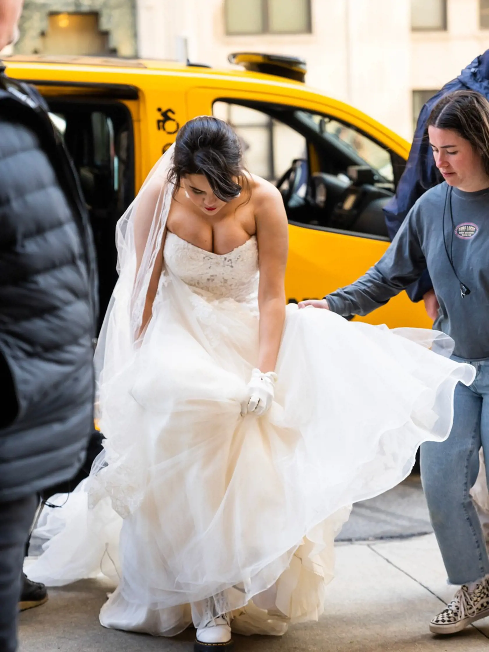 Speváčka a herečka Selena Gomez (30) šokovala fanúšikov, keď sa v uliciach New Yorku objavila v svadobných šatách.