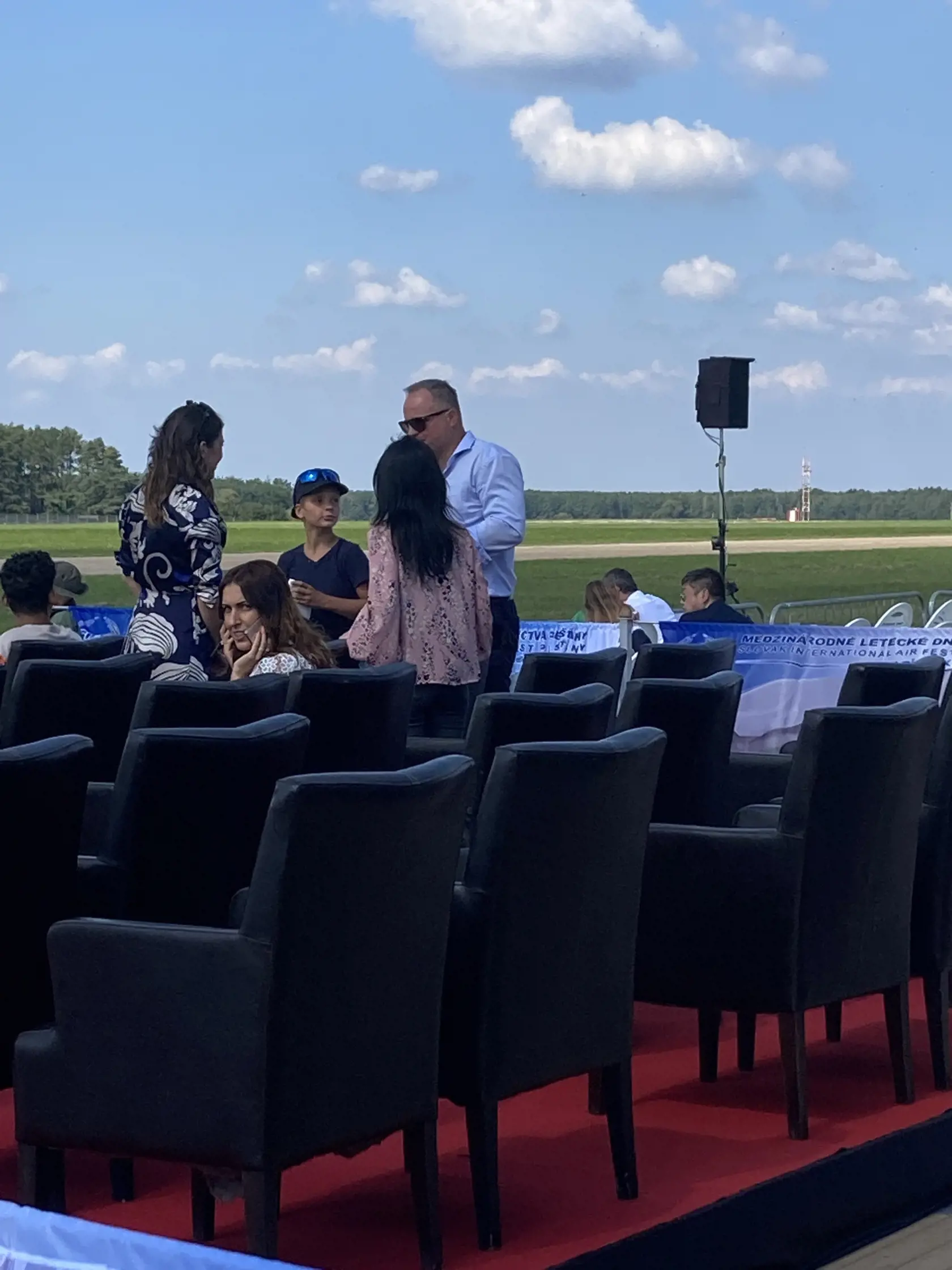 Sympatická brunetka Galová bola vo VIP zóne sama. Na fotografii si môžete všimnúť aj predsedu Bratislavského samosprávneho kraja Juraja Drobu.
