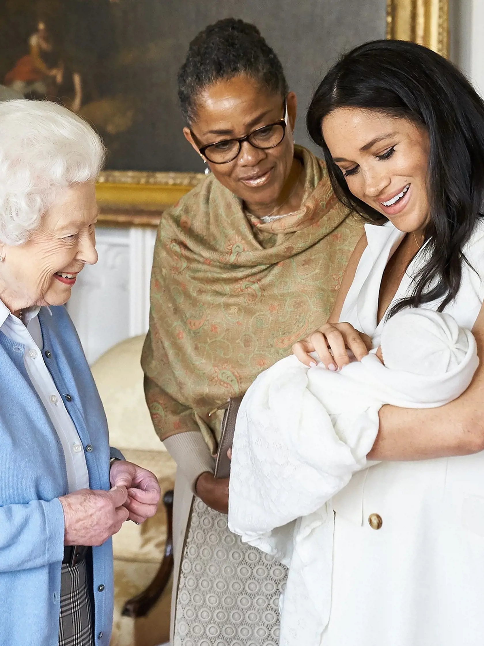 Prince Harry, Duke of Sussex, and Meghan Markle, Duchess of Sussex are joined by The Queen, The Duke of Edinburgh and Doria Ragland, as they present their baby son Archie to the World at Windsor Castle, Windsor, Berkshire, UK, on the 8th May 2019.

Picture by Chris Allerton/SussexRoyal

STRICTLY EDITORIAL USE ONLY.
08 May 2019,Image: 431891160, License: Rights-managed, Restrictions: NO United Kingdom, Model Release: no, Pictured: Queen, Queen Elizabeth, Doria Ragland, Archie Sussex, Meghan Markl