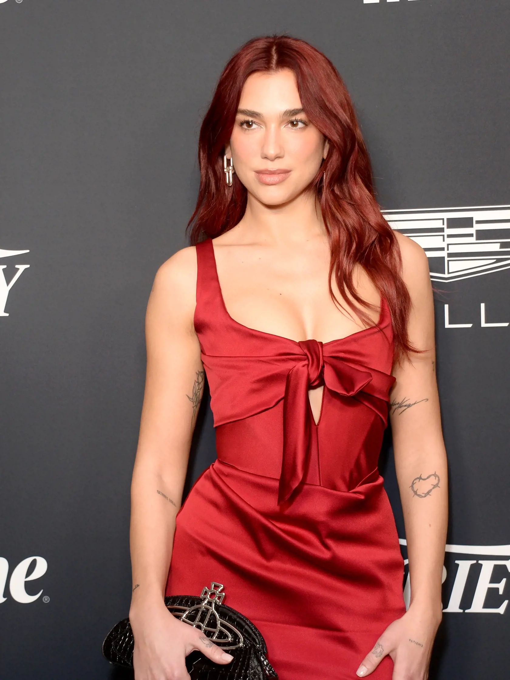 Speváčka Dua Lipa dráždi dekoltom na každom kroku.