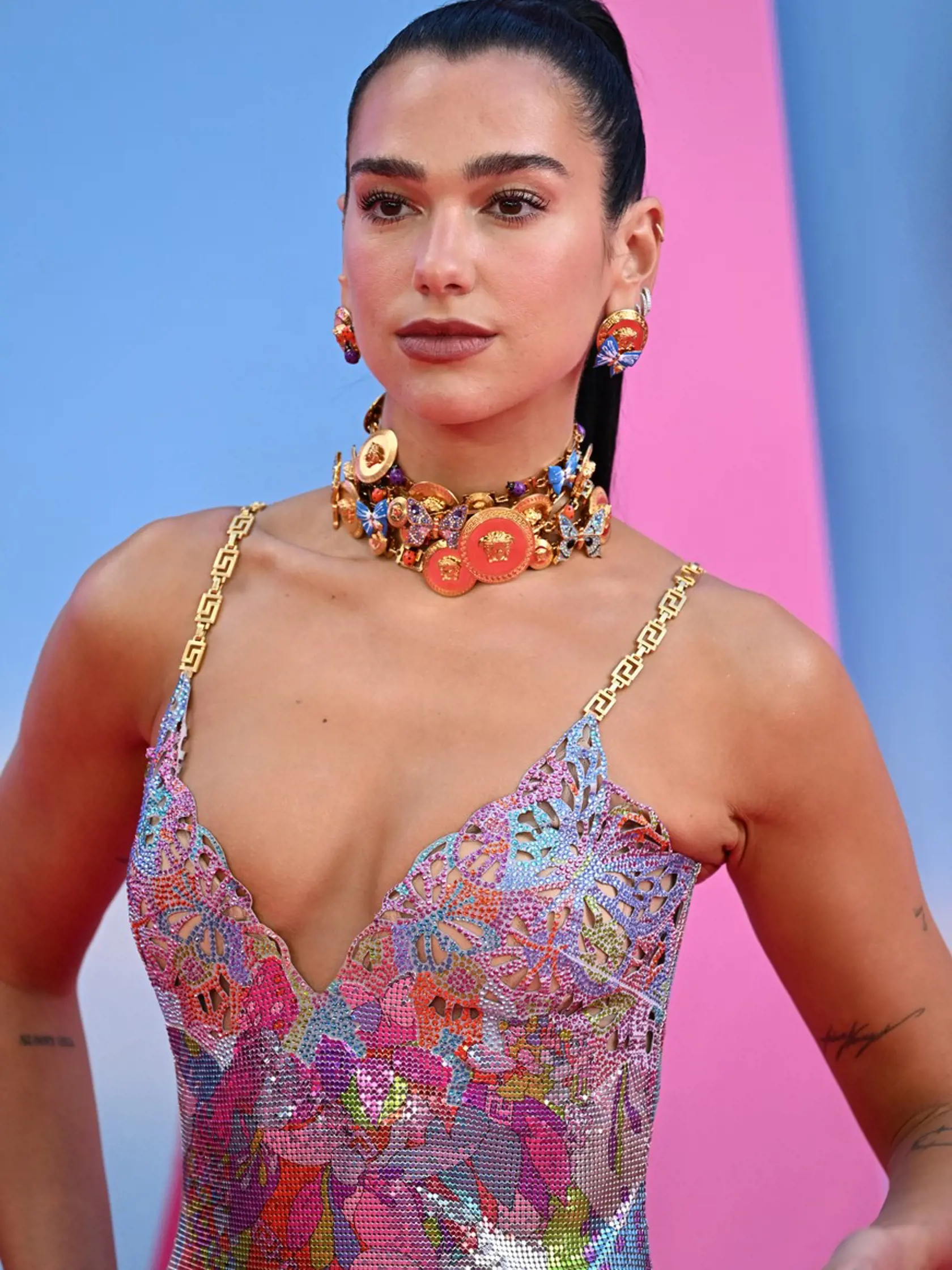 Speváčka Dua Lipa hoci nepatrí k dámam s veľkým poprosím, svoje prednosti hrdo vystavuje.
