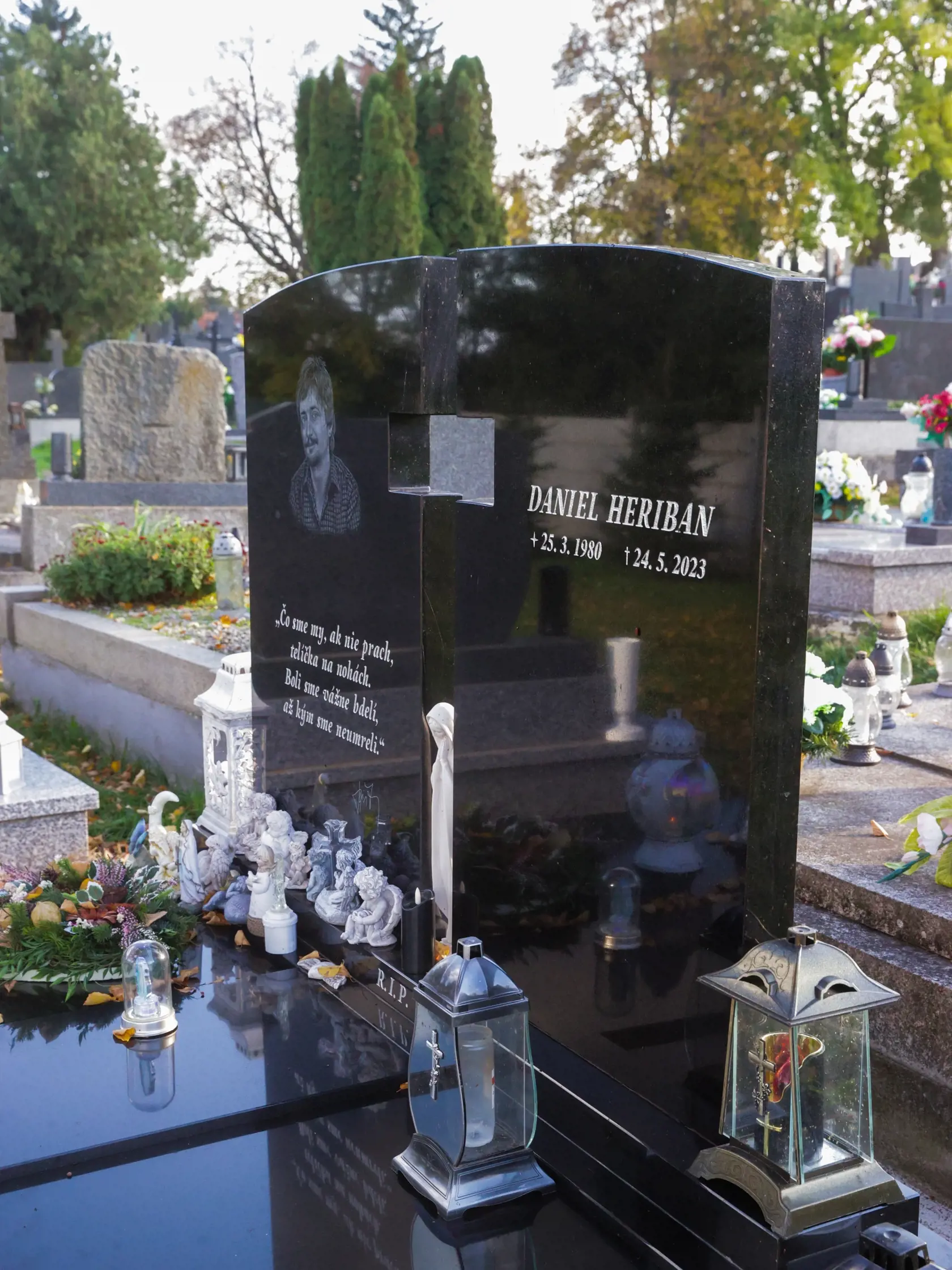 Október 2024: Takto vyzerá hrob Dana Heribana († 43), ktorý náhle zomrel v mají 2023.