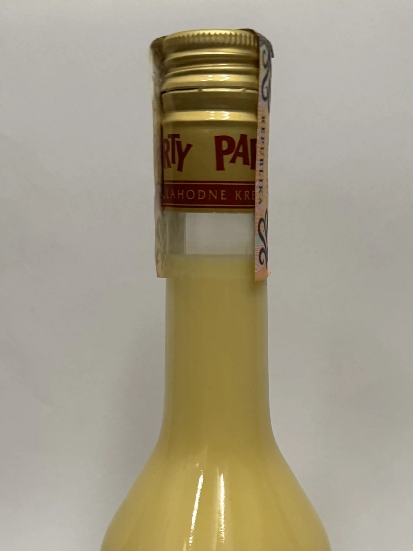 3. Party likér = 4,79 € DVE ŠKODLIVÉ ÉČKA Likér je na tom lepšie z hľadiska obsahu cukru, podľa zloženia môžeme vidieť, že hlavnými zložkami sú voda a mlieko avšak z hľadiska obsahu éčok je na tom horšie, obsahuje tri éčka, z toho dve celkom škodlivé.