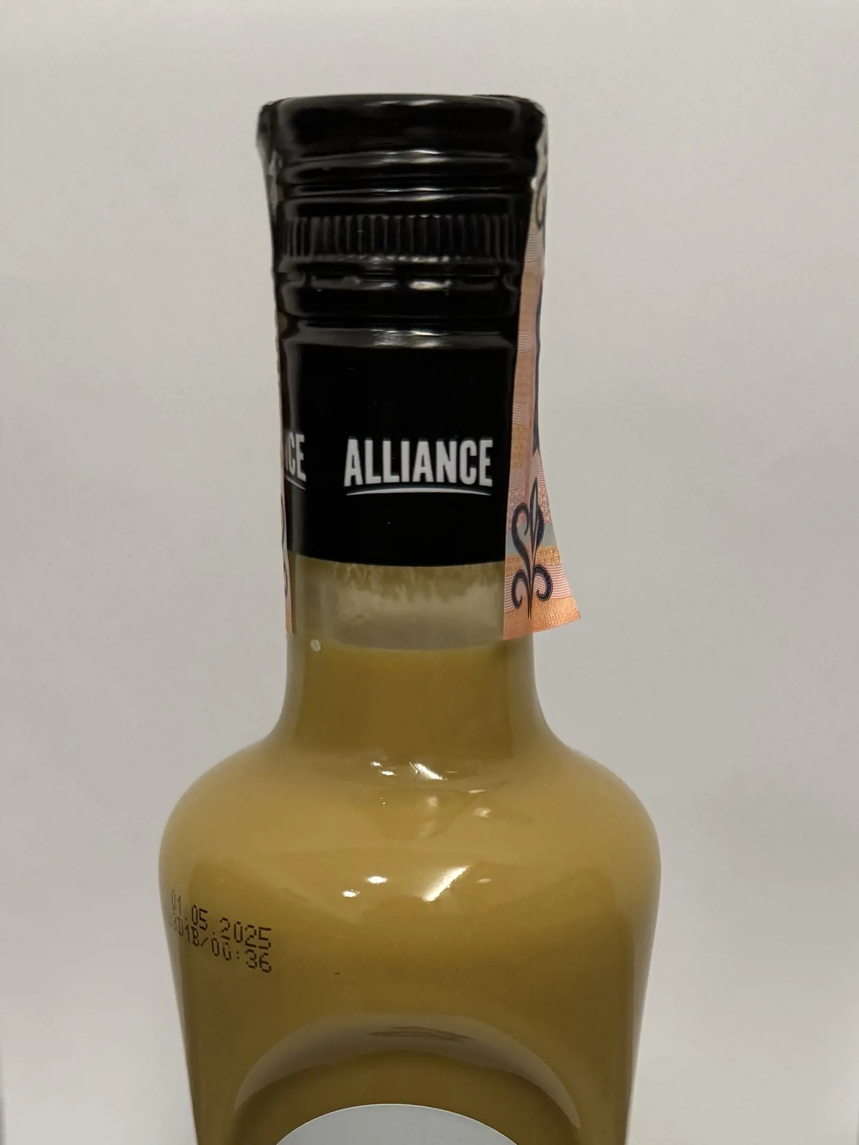2. Alliance = 4,49 €(s príchuťou cookies) DVE FARBIVÁ Likér je skoro ako cez kopirák. Čo sa týka zloženia je také isté ako prvý likér, iba namiesto jedného farbiva použili dve farbivá.