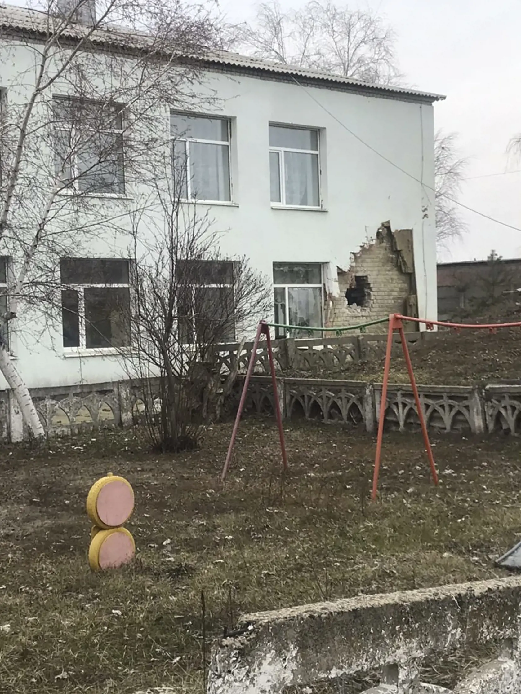 Poškodený múr na budove po ostreľovaní škôlky v meste Stanycia Luhanska  na východe Ukrajiny 17. februára 2022. Ukrajinská armáda vo štvrtok informovala, že proruskí separatisti pri ostreľovaní mesta Stanycia Luhanska zasiahli aj budovu materskej školy. Zranenia pri tom utrpeli dve učiteľky. Deti, ktoré sa v budove nachádzali tiež, vyviazli bez zranení, uviedla agentúra Ukrinform s odvolaním sa na tweet humanitárnej organizácie Vráť sa živý (Povernys žyvym).