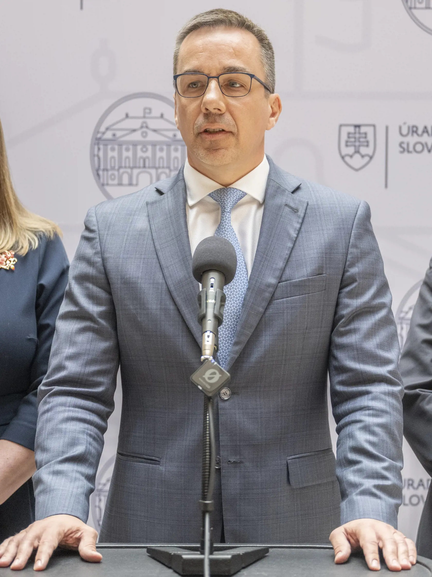 Na snímke minister práce, sociálnych vecí a rodiny SR Erik Tomáš (Hlas-SD) počas tlačovej konferencie po zasadnutí Hospodárskej a sociálnej rady (HSR) SR 20. mája 2024. FOTO TASR - Martin Baumann