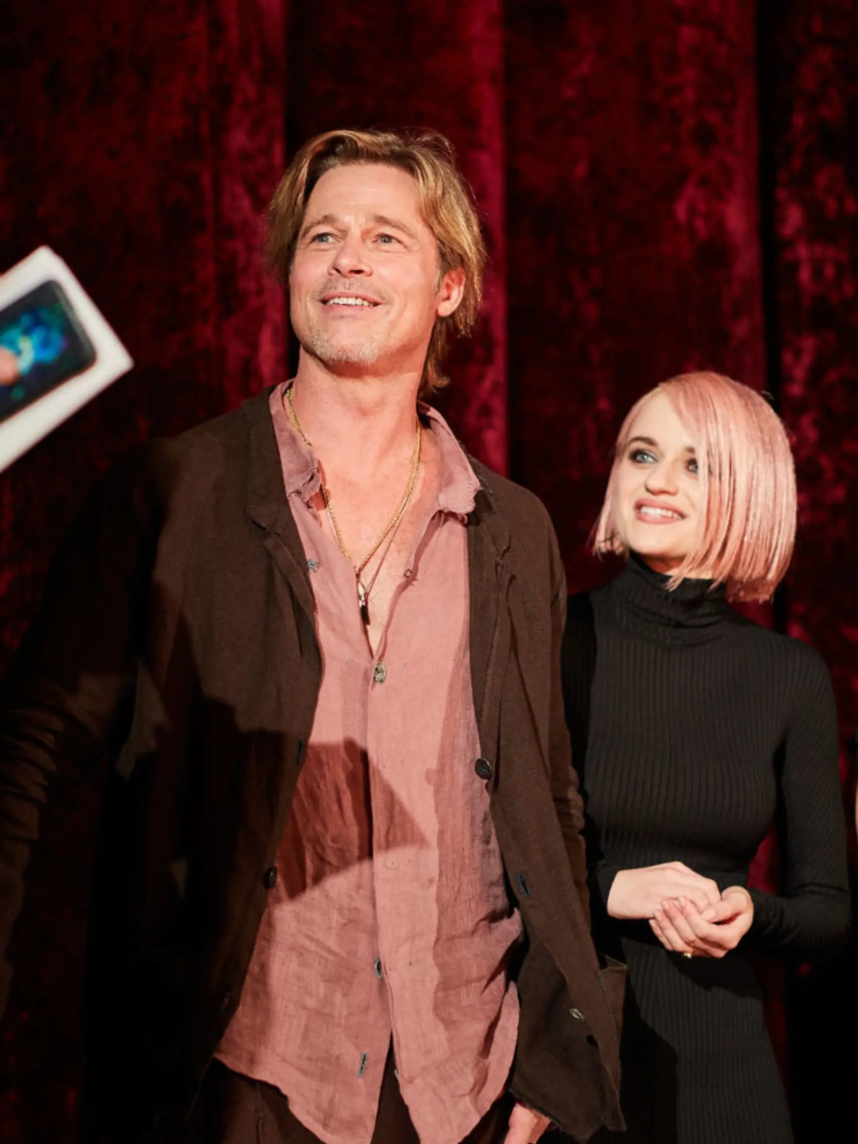 Brad Pitt (58) na premiére svojho najnovšeiho filmu škoval nielen novinkou, ktorú oznámil, ale aj outfitom!