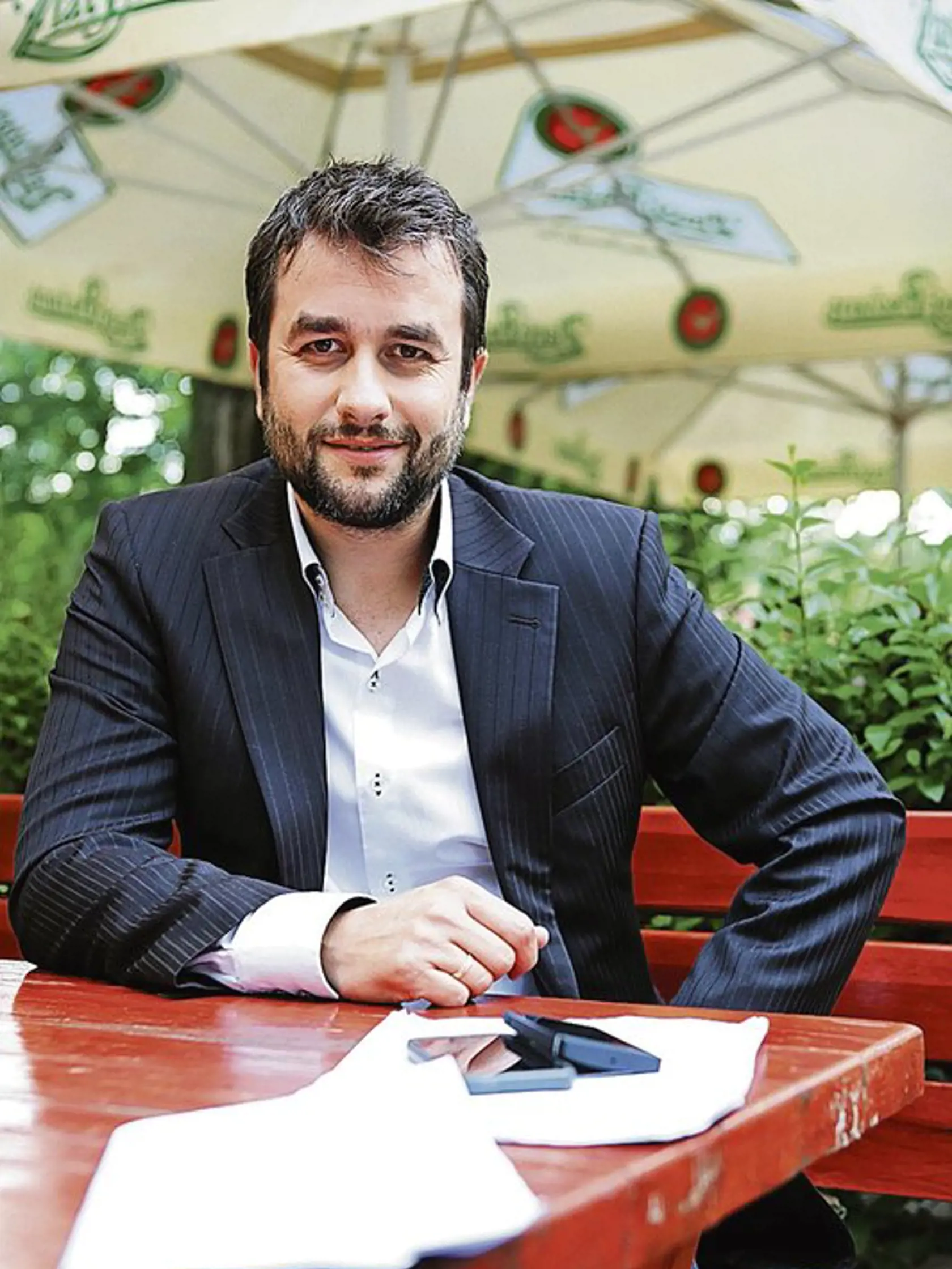 Letnú prestávku bude mať aj denný seriál Panelák. Aj keď ho točia už sedem rokov, Vlado si pochvaľuje, že vďaka výborným hercom a správnej atmosfére pri nakrúcaní necíti únavu ani stereotyp...