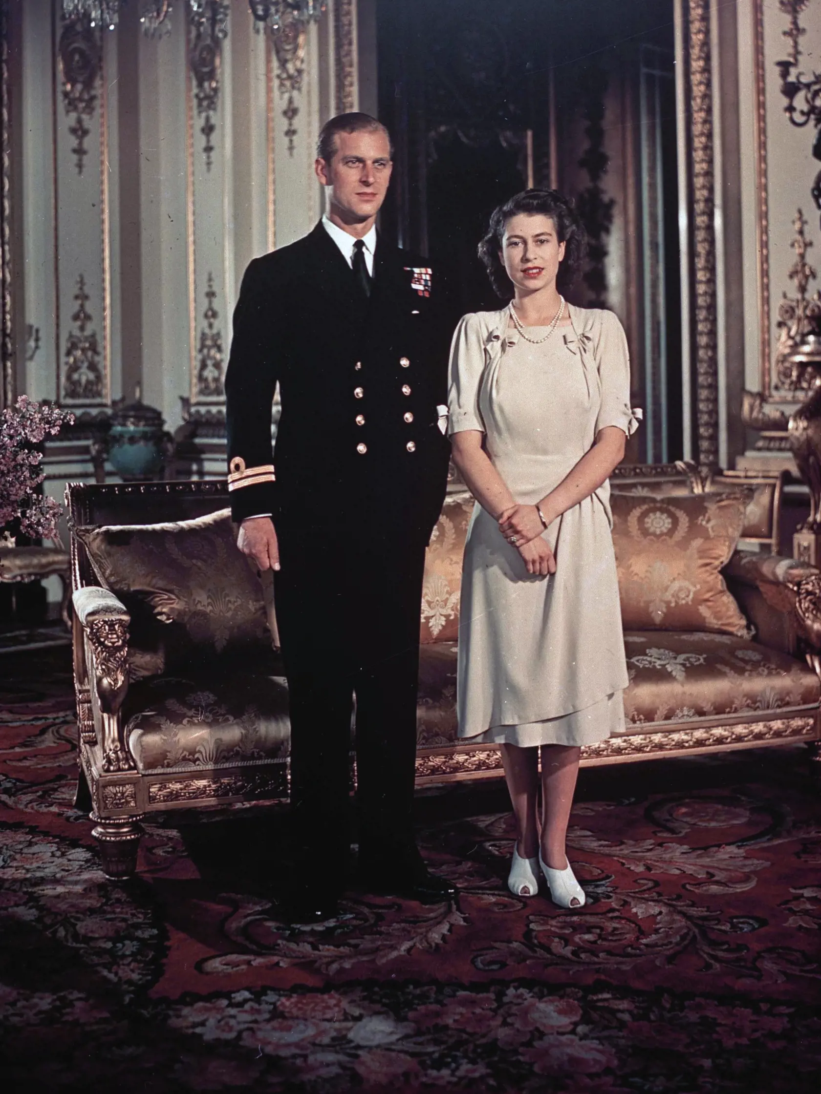 Na archívnej snímke zo septembra 1947 britská korunná princezná Alžbeta a Philip Mountbatten  pózujú pre fotografiu v Londýne. Britský princ Philip, manžel kráľovnej Alžbety II., zomrel v piatok 9. apríla 2021 vo veku 99 rokov. Oznámil to Buckinghamský palác.  "Jeho kráľovská výsosť zomrela dnes ráno pokojne na Windsorskom zámku," dodal palác s tým, že ďalšie informácie zverejnia v náležitom čase. FOTO TASR/AP