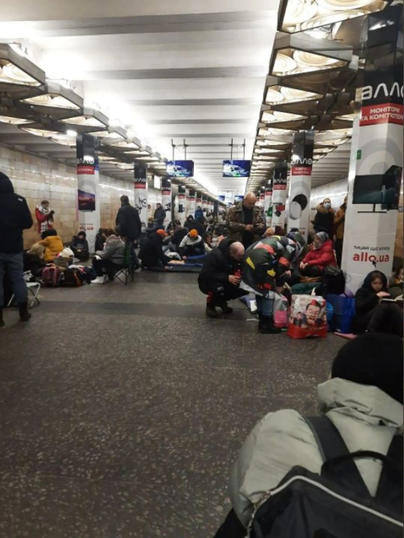 Obyvatelia Kyjeva prečkali prvú noc na stanici metra.