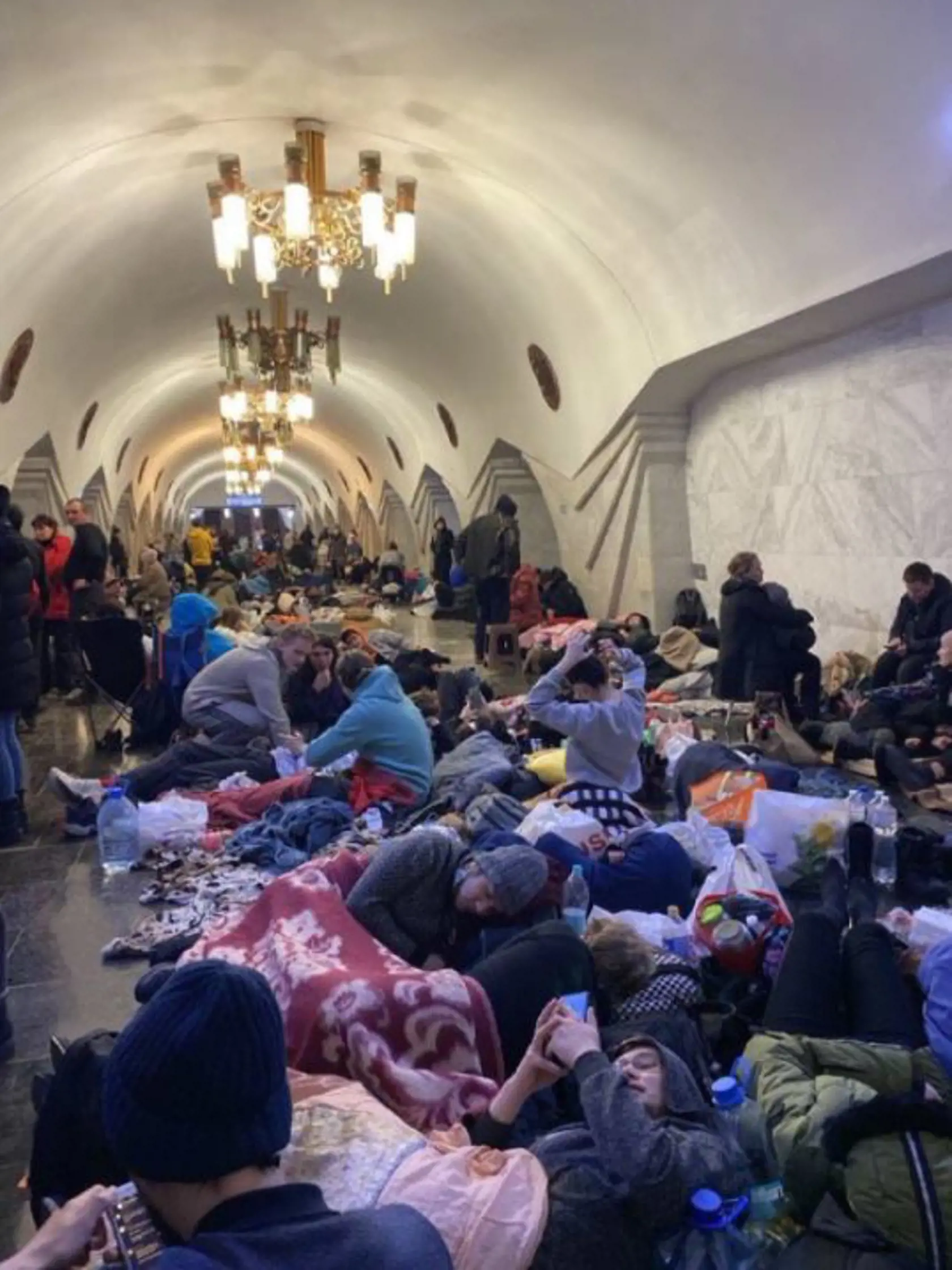 Obyvatelia Kyjeva prečkali prvú noc na stanici metra.