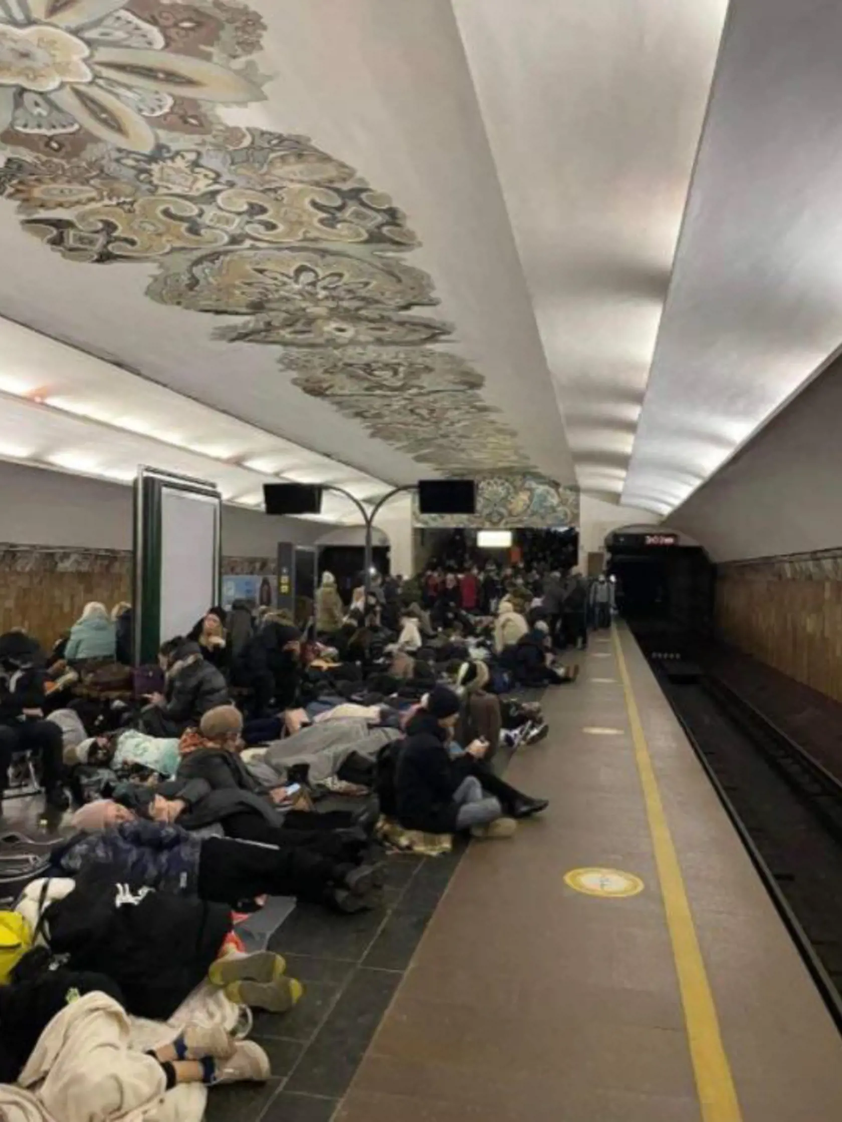 Obyvatelia Kyjeva prečkali prvú noc na stanici metra.