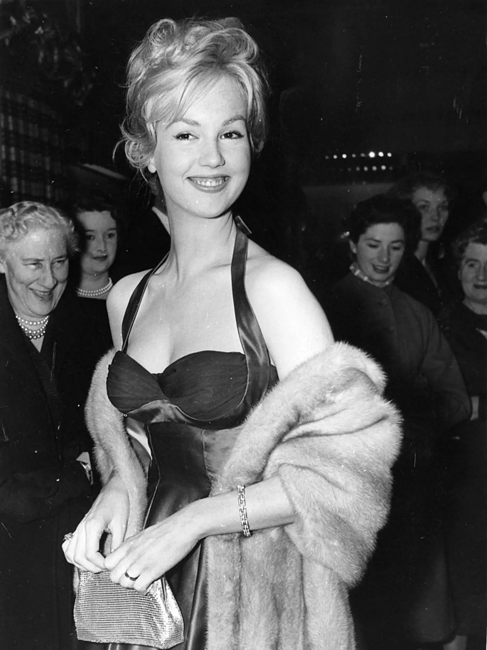 Vo veku 87 rokov zomrela vo štvrtok v Paríži francúzska herečka Mylene Demongeotová, ktorá od 50. rokov až po súčasnosť účinkovala v mnohých filmových kasových trhákoch.