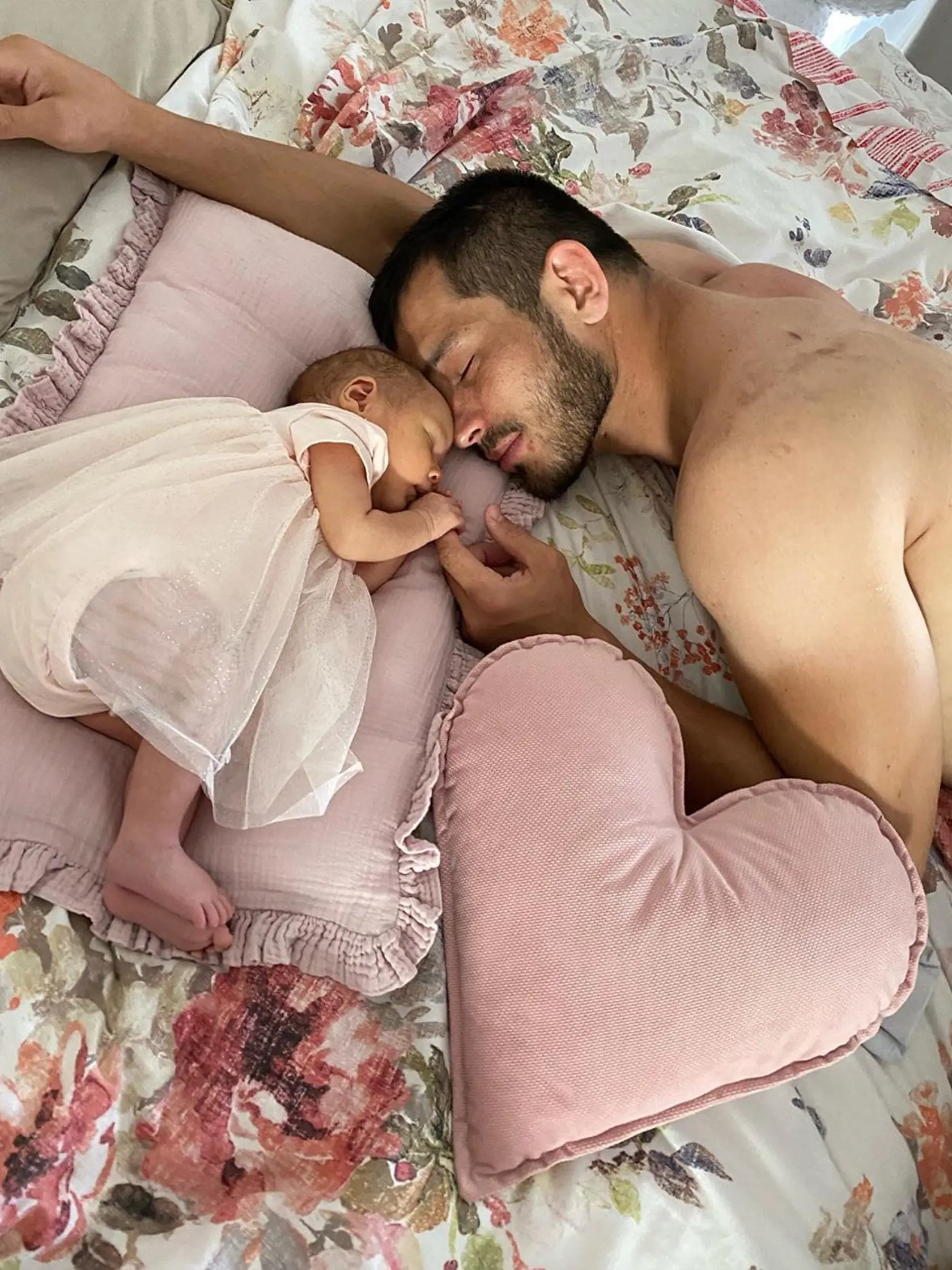 Som mama. Ruminka krásne rastie, veľa papá, rada si rozpráva, mazná sa, občas zaspáva pri hudbe a ako inak než na rukách. Hlavne, že som hrala frajerku, že moje bábätko bude pekne spinkať v postieľke. No to určite. Nevadí, milujeme ju najviac na svete, čo by sme pre ňu neurobili. Má len mesiac a je neuveriteľné, ako všetko vníma a učí sa. Je to obrovská zmena života, krásna zmena života, ale občas je to jednoducho mega náročné a ja som vďačná za svoju rodinu, lásku a priateľov, ktorí nám pomáhaj