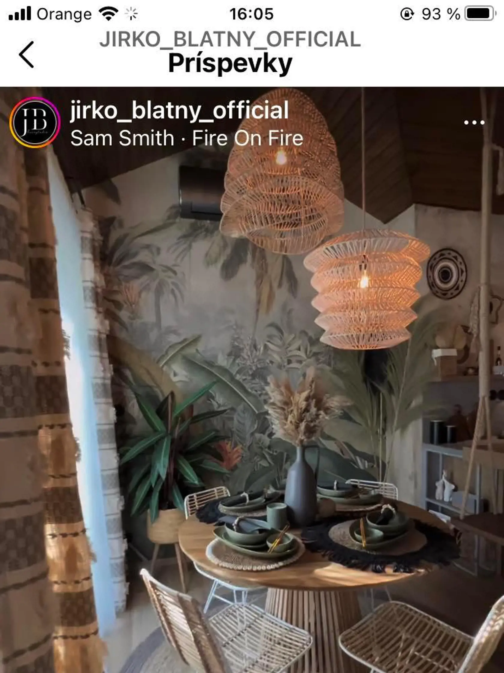 Známy celebritný kaderník Jirko Blatný ukázal svoje bývanie. Na snímke jedálenský stôl.