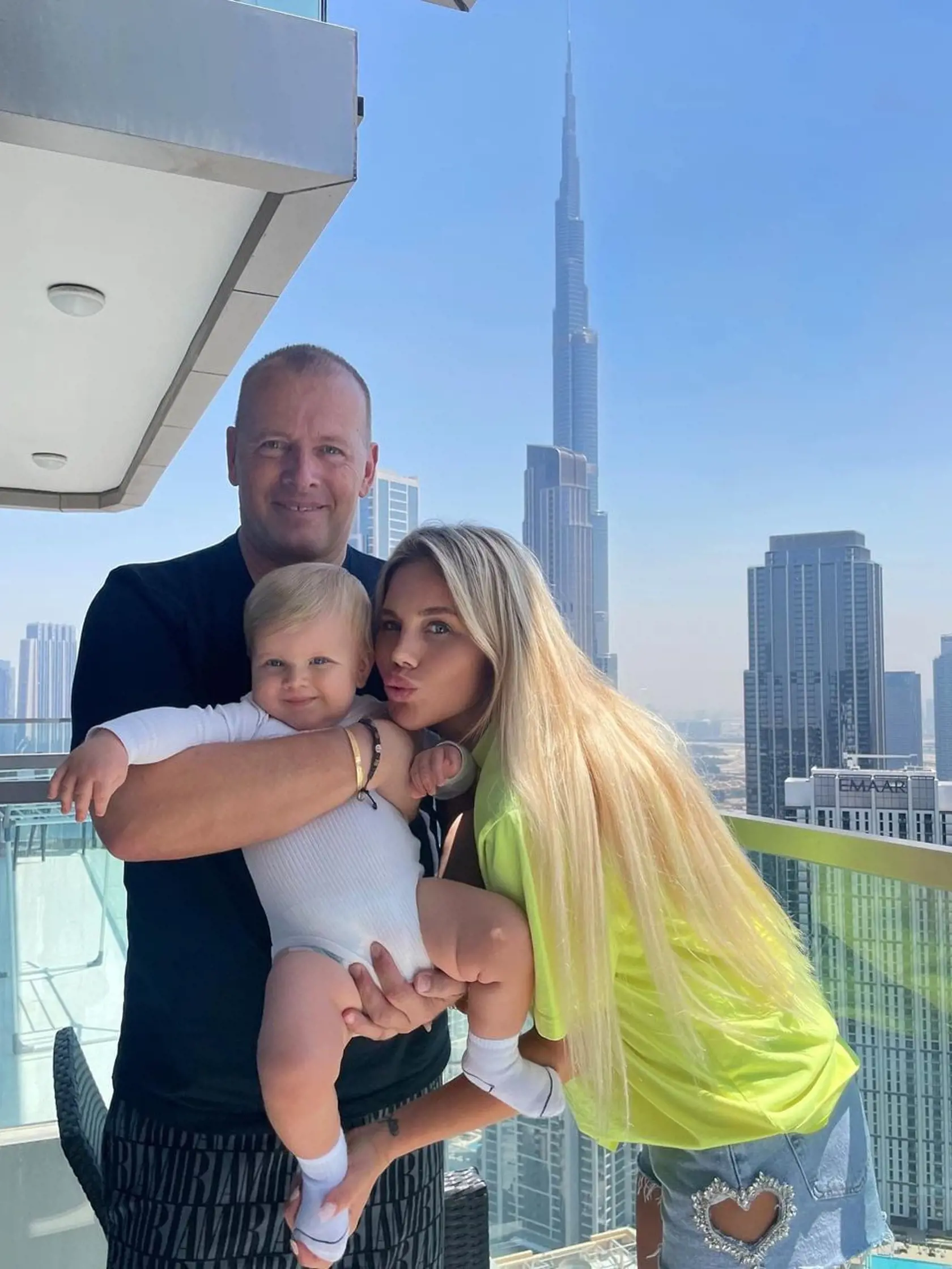 Boris Kollár si kráti čas na dovolenke v Dubaji. Spoločnosť mu robí blondínka Laura Vizváryová s ktorým majú syna Abnera.
