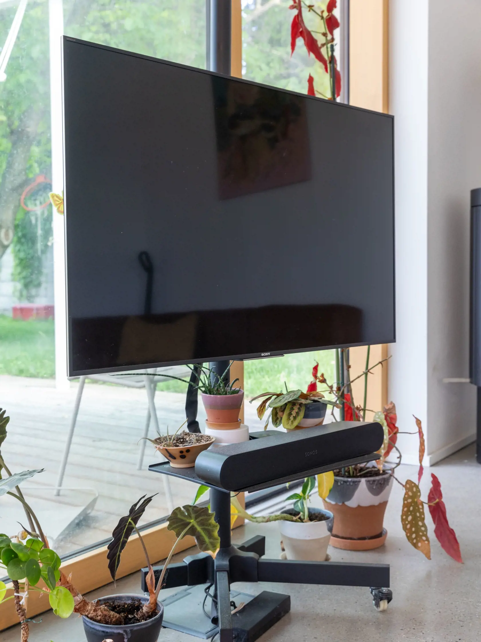 Televízor je na stojane s kolieskami, aby ho mohli sledovať aj z terasy.