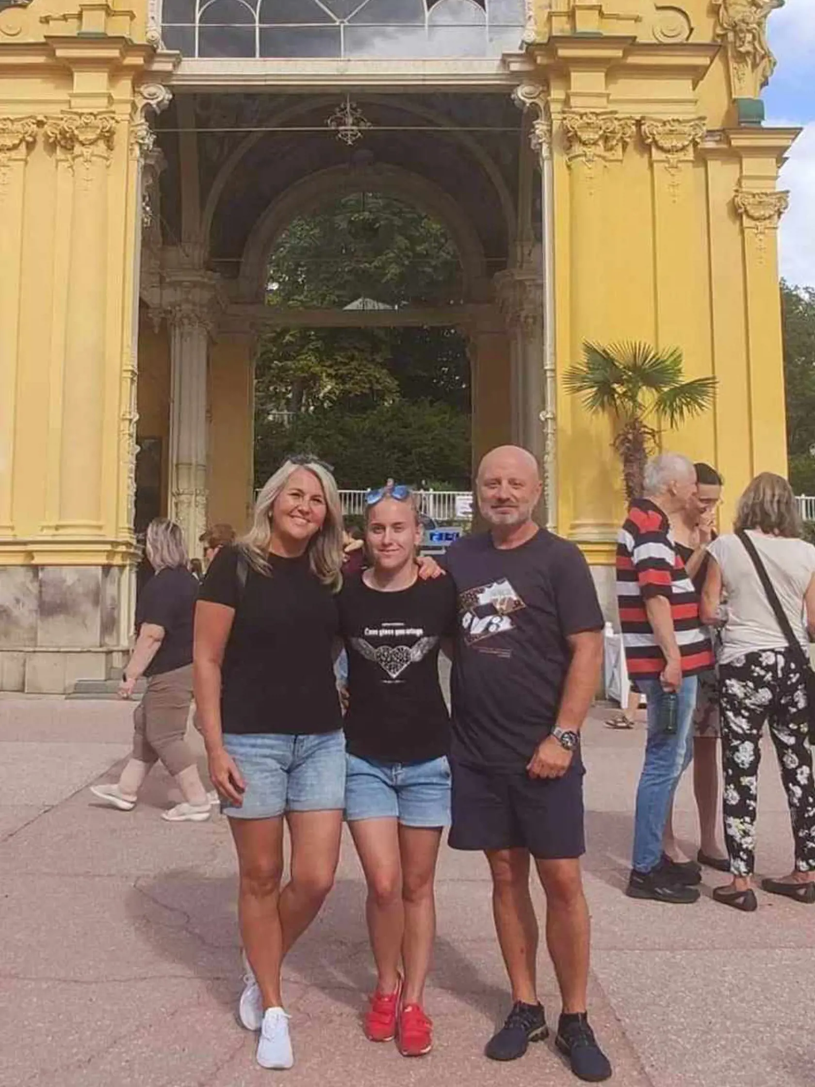 Rodinná fotografia z dovolenky. Všetko sa v sekunde zmenilo v obrovské nešťastie.