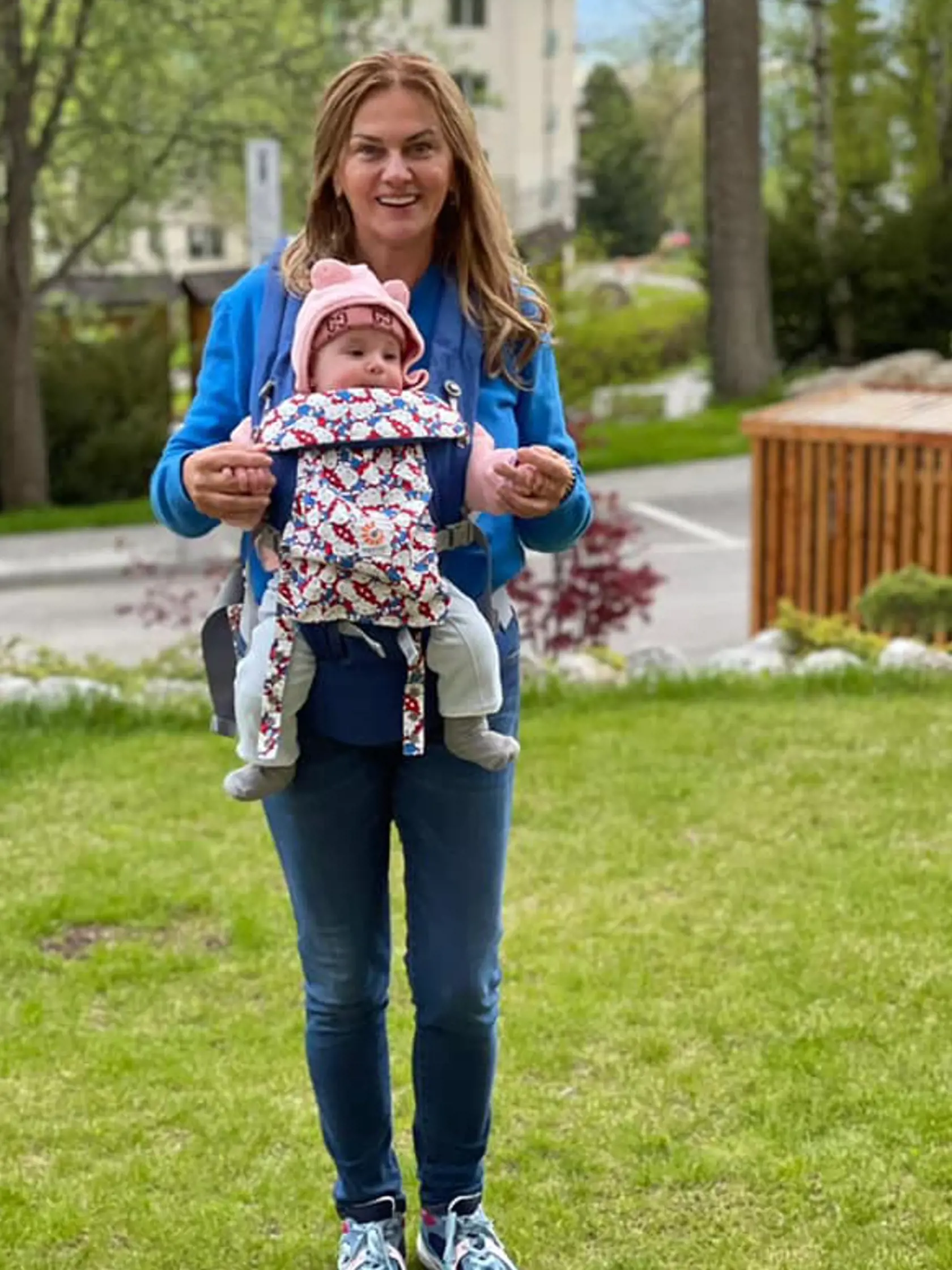 Monika Beňová s dcérkou a luxusnou čiapkou.