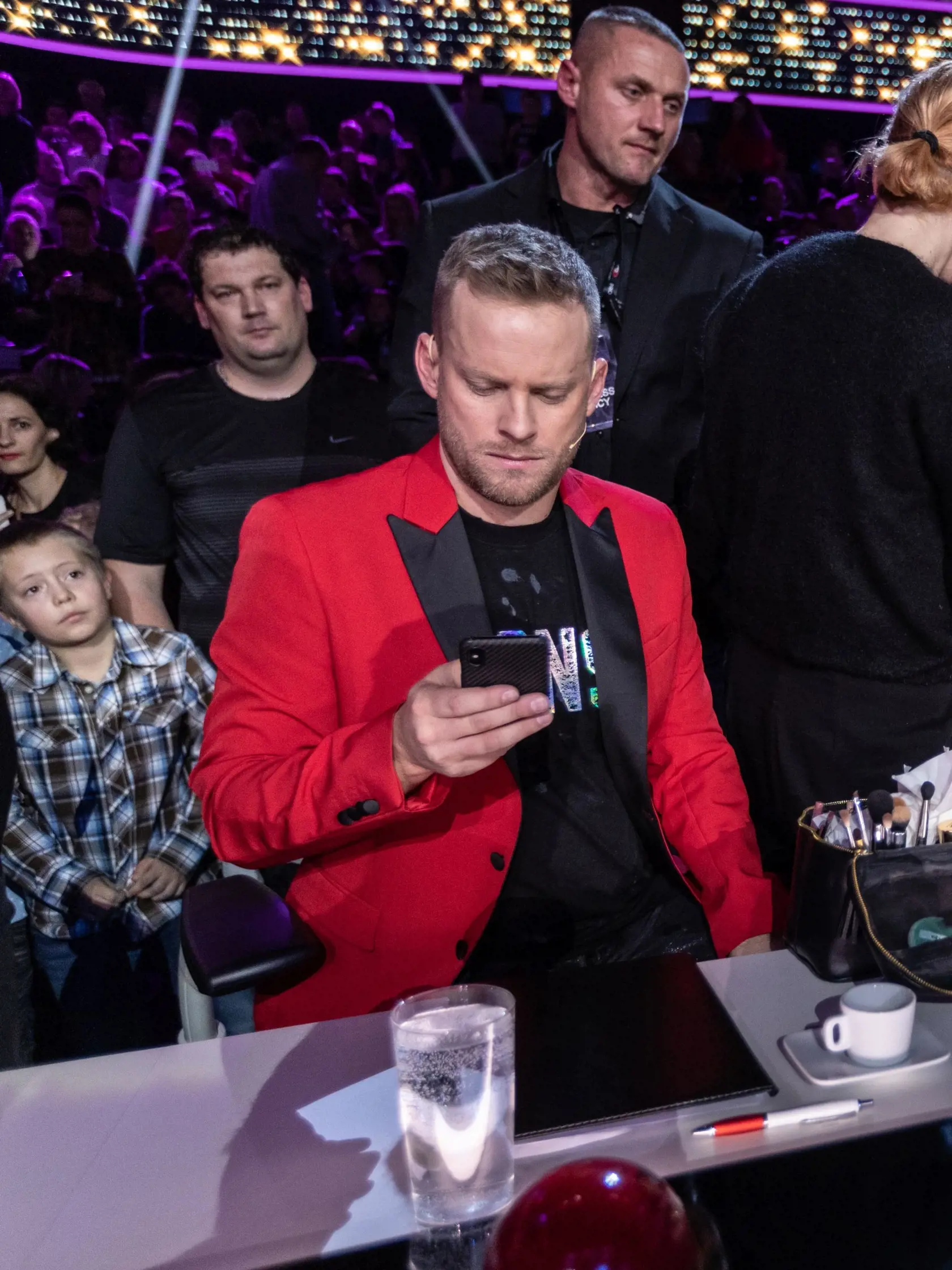 Jakub Prachař kontroloval cez pauzu svoj mobilný telefón. To museli byť vážne správy, keď sa takto tváril...