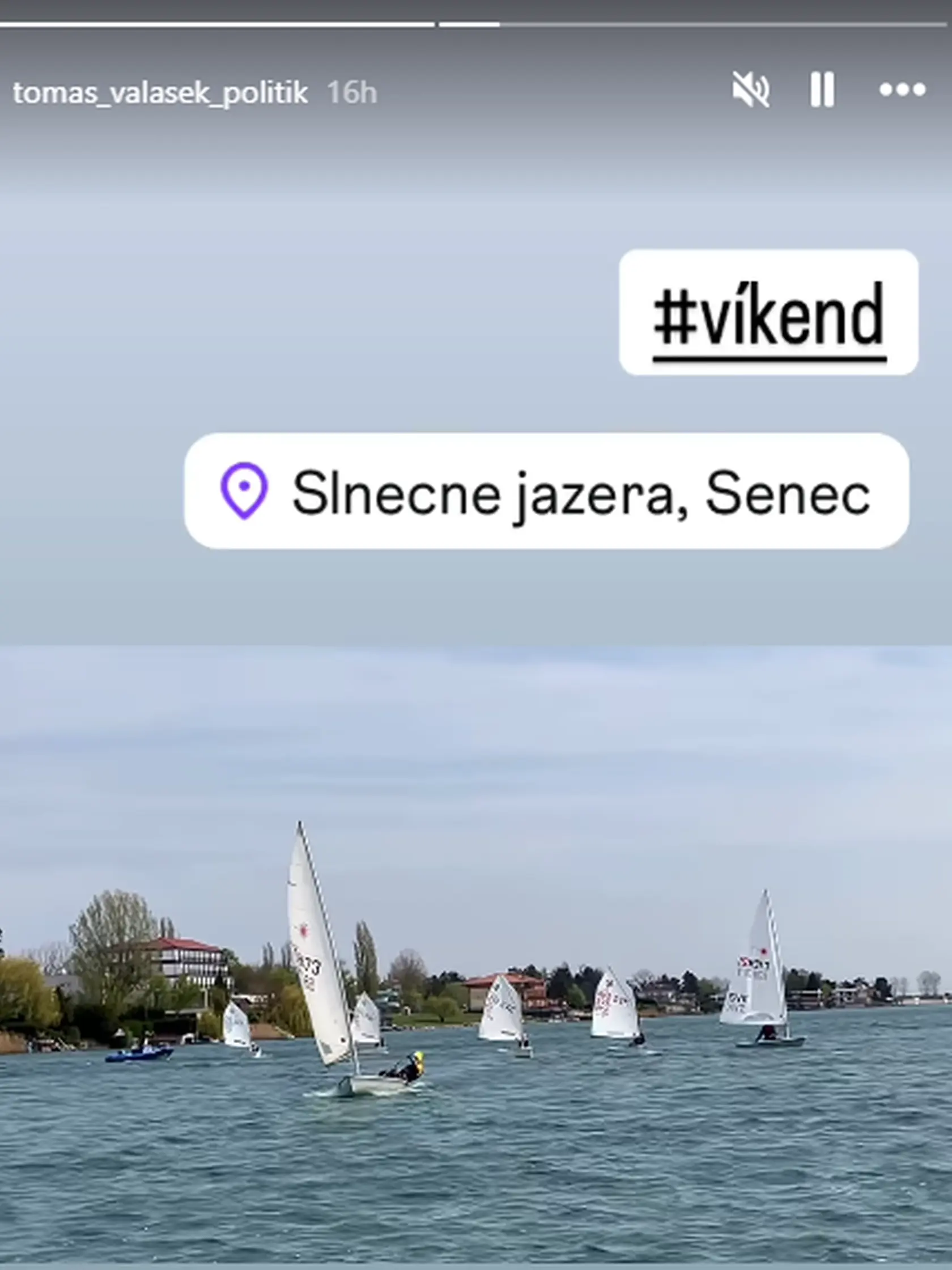 Aktívny víkend na slnku strávil poslanec Tomáš Valášek (PS). Slnečné lúče nasával na Slnečných Seneckých jazerách.