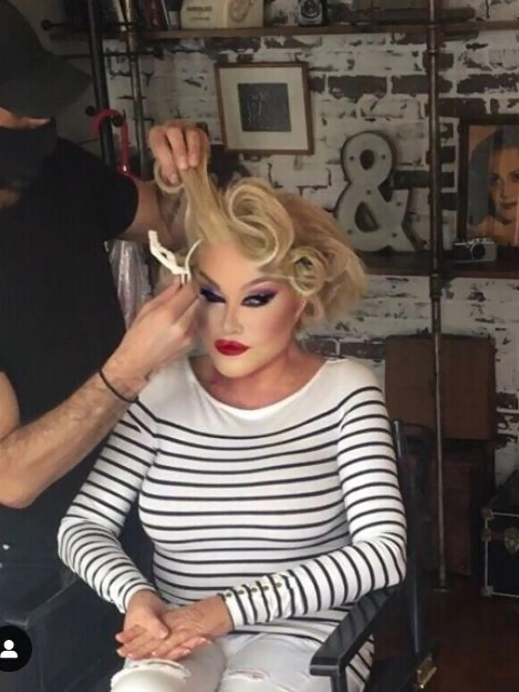Aktuálne si však 81-ročná Jocelyn Wildenstein našla spôsob, ako byť znova peknou a atraktívnou. Podobne ako speváčka Madonna podľahla čaru fotografických filtrov, o ktorých kúzelnej moci už nikto nepochybuje. Mačacia žena totiž zverejnila niekoľko svojich nových a upravených fotografií, na ktorých vyzerá omnoho lepšie, ako v realite.