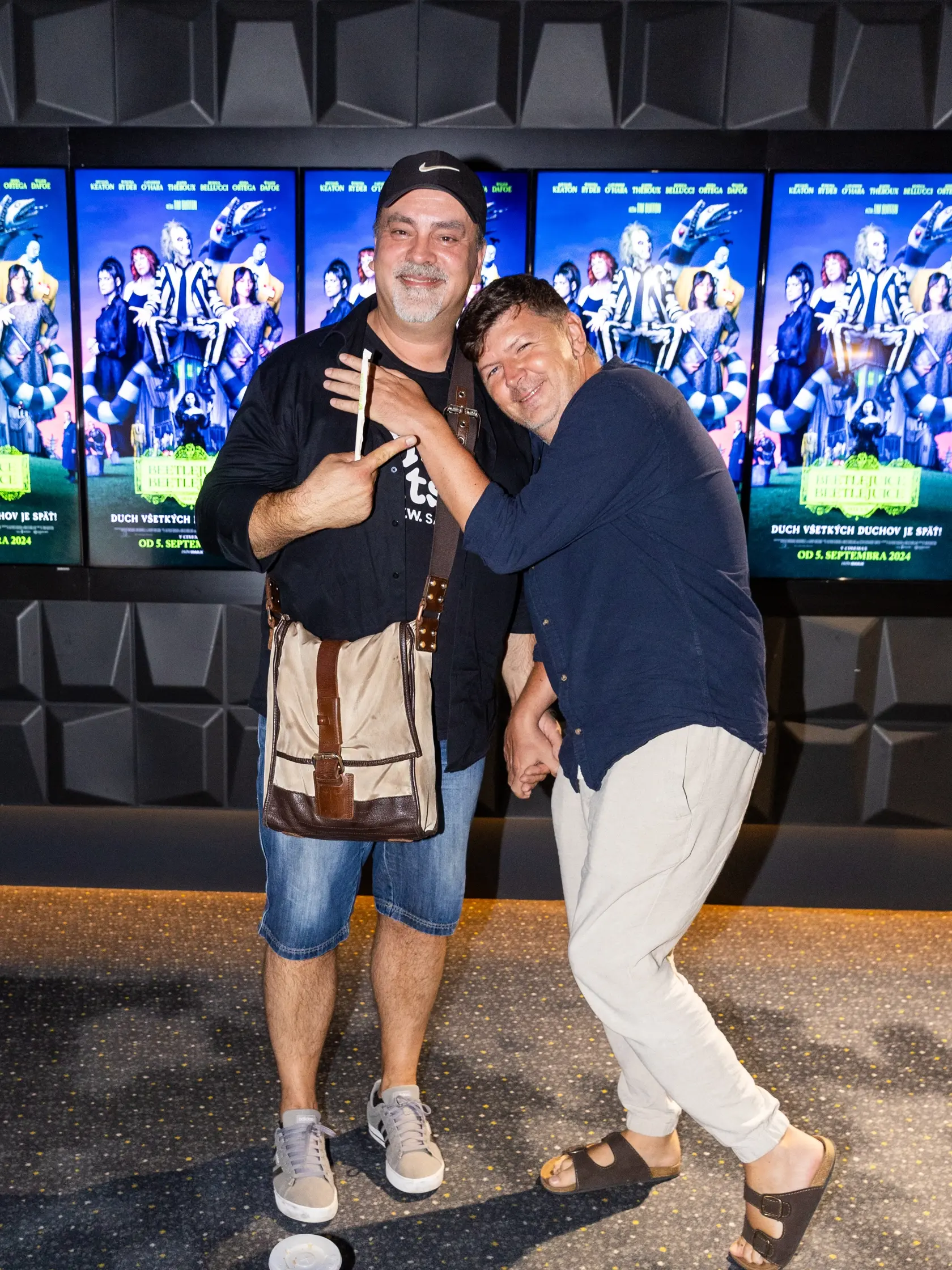 Premiéra filmu Beetlejuice Beetlejuice: Na snímke Sväťo Malachovský a Andrej Bičan.
