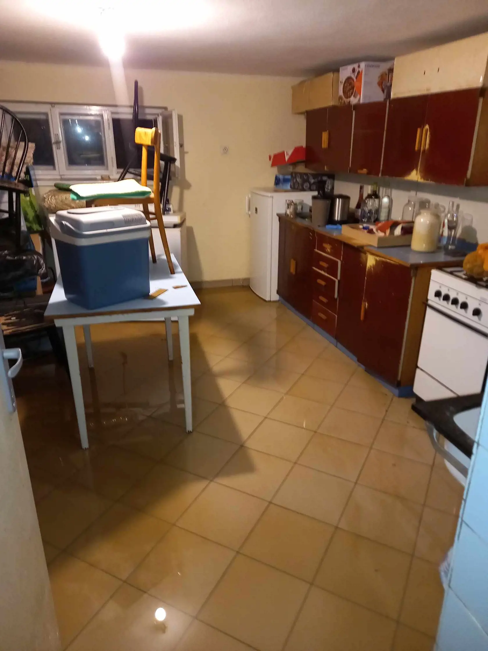 Silné búrky spôsobili záplavy v obci Svinná v Trenčianskom okrese.