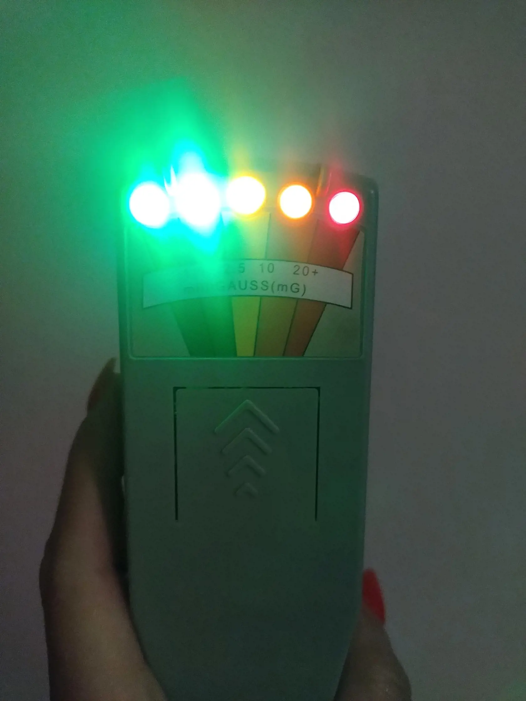 EMF-K2 je meračom elektromagnetických vĺn. Má stupnicu od zelenej až po červenú, a tam, kde nie je elektrina, náhle nárasty alebo poklesy môžu naznačovať prítomnosť paranormálnych entít.