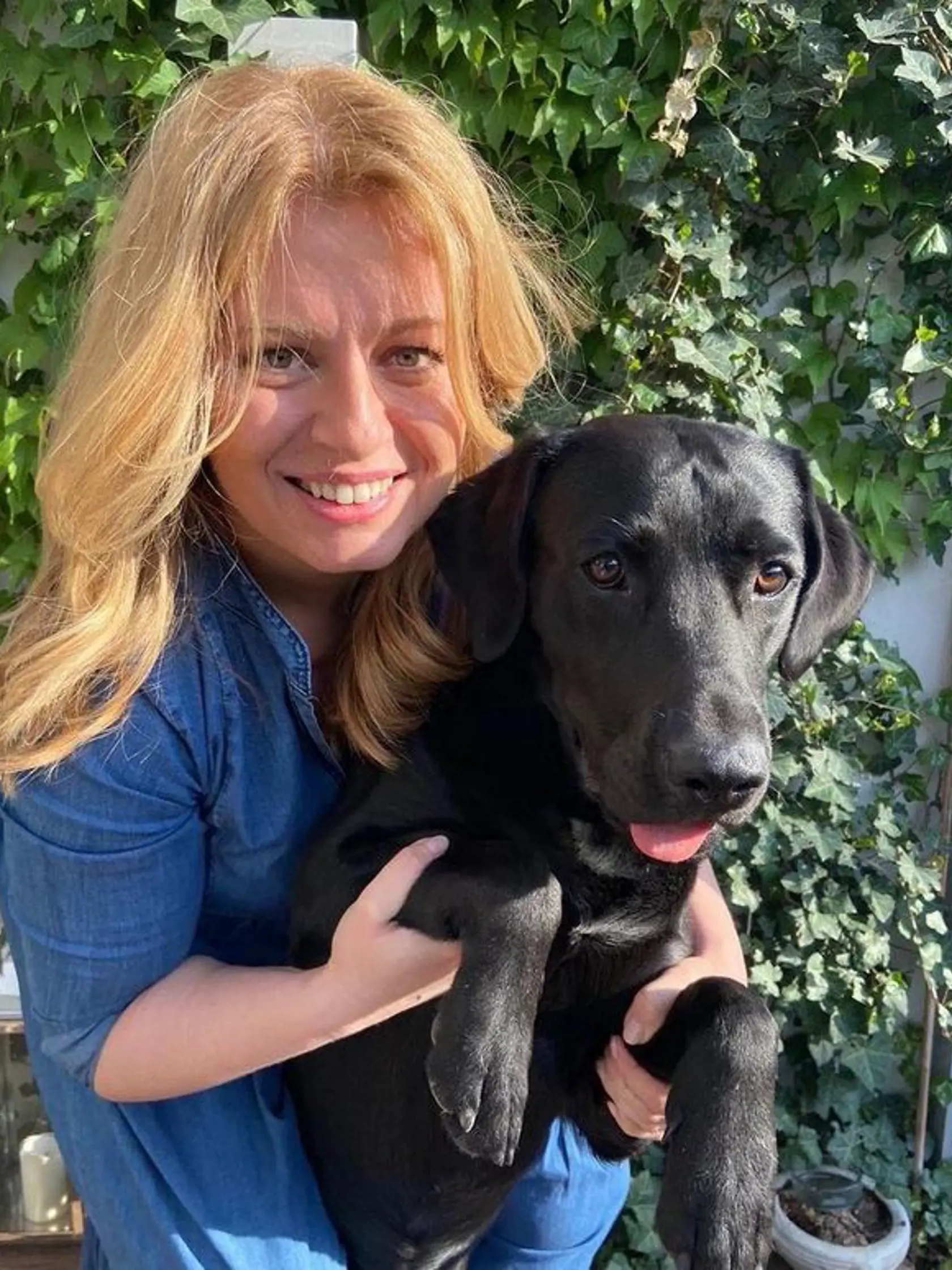 Prezidentka Zuzana Čaputová a jej labrador Leon.