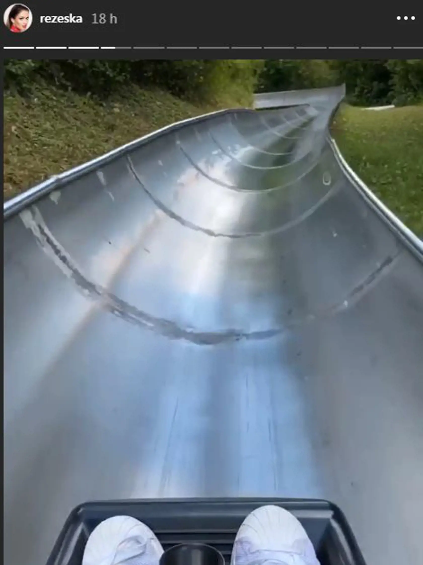 Rodinka sa vybrala vyšantiť sa na bobovú dráhu.