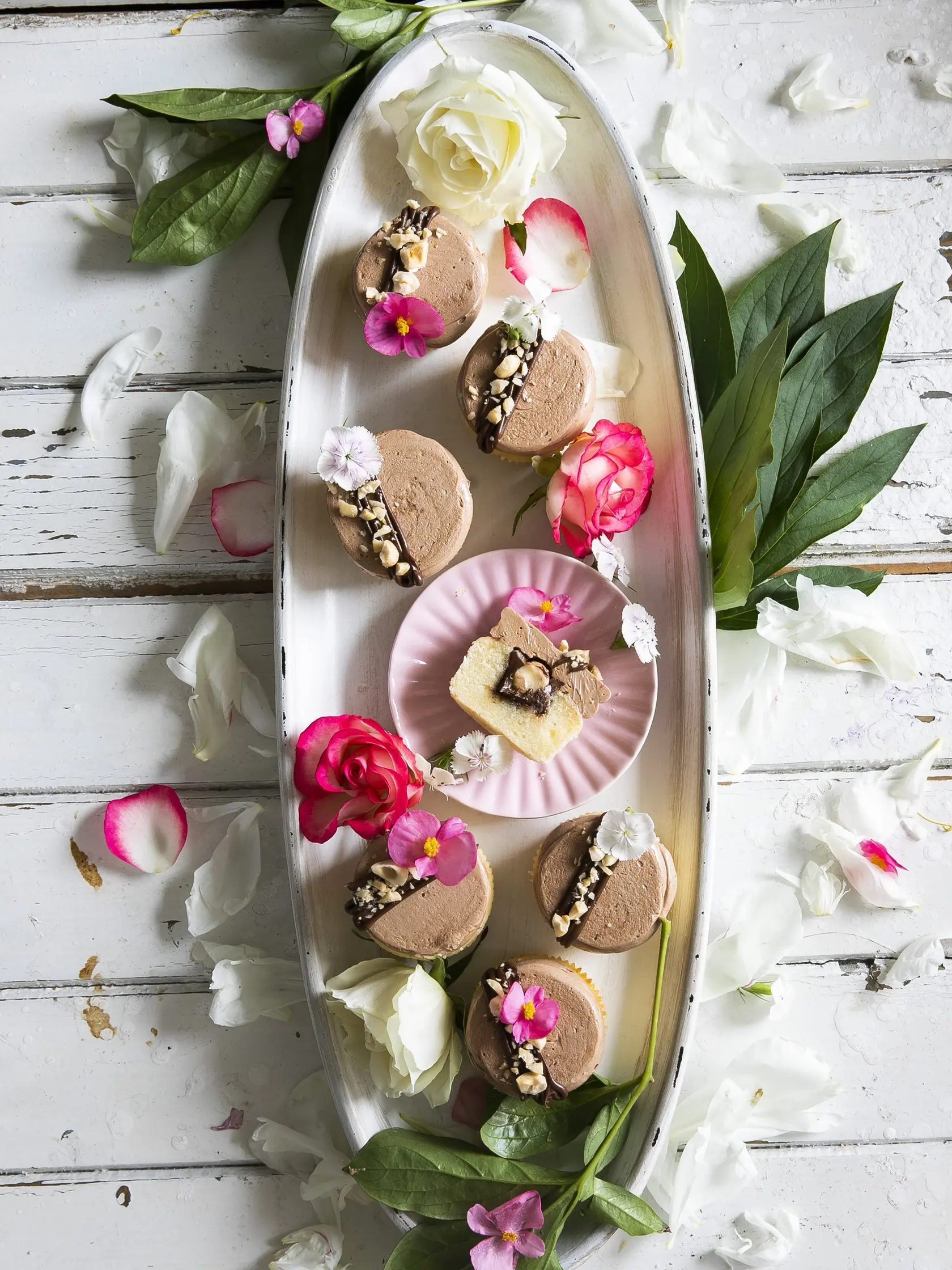 cupcaky s nutelou

recept:
12 KUSOV, PRÍPRAVA 35 MINÚT, PEČENIE 15 AŽ 18 MINÚT, CHLADENIE
Na cupcaky:
• 60 g masla • 130 g krupicového cukru • 1 vajce L • 2 lyžičky vanilkového extraktu • 60 ml slnečnicového oleja
• 113 g kyslej smotany • 80 ml mlieka • 175 g hladkej múky • pol lyžičky kypriaceho prášku • štvrť lyžičky soli
Na naplnenie:
• 100 g nutely + na ozdobenie
Na nutelový krém:
• 200 g krupicového cukru • 60 ml vody • 2 vajcia L • 230 g masla
• 145 g nutely • 1 lyž