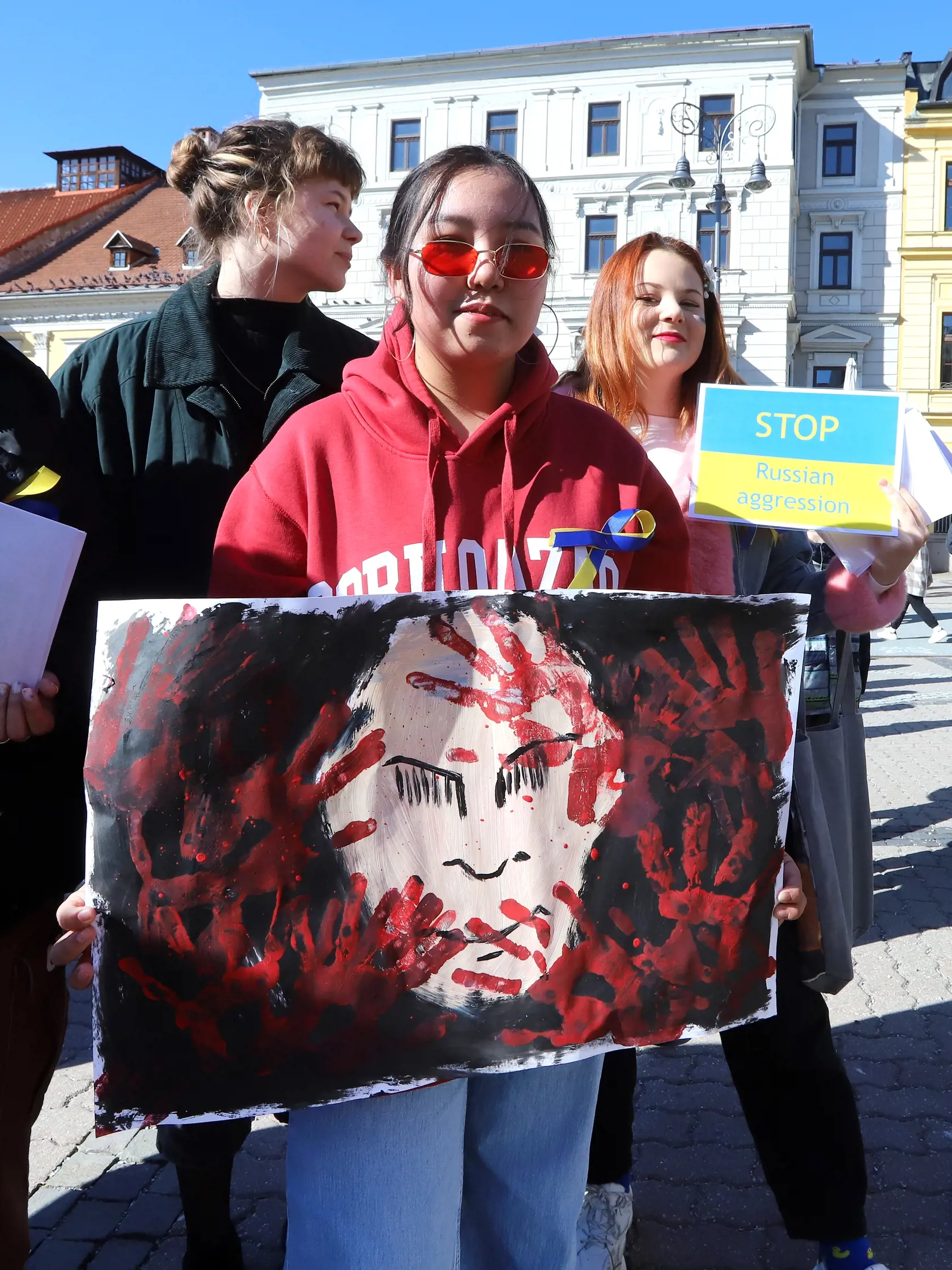 Na snímke protestné zhromaždenie proti vojne na Ukrajine sa konalo na Námestí SNP v Banskej Bystrici 27. februára 2022. FOTO TASR - Ján Krošlák