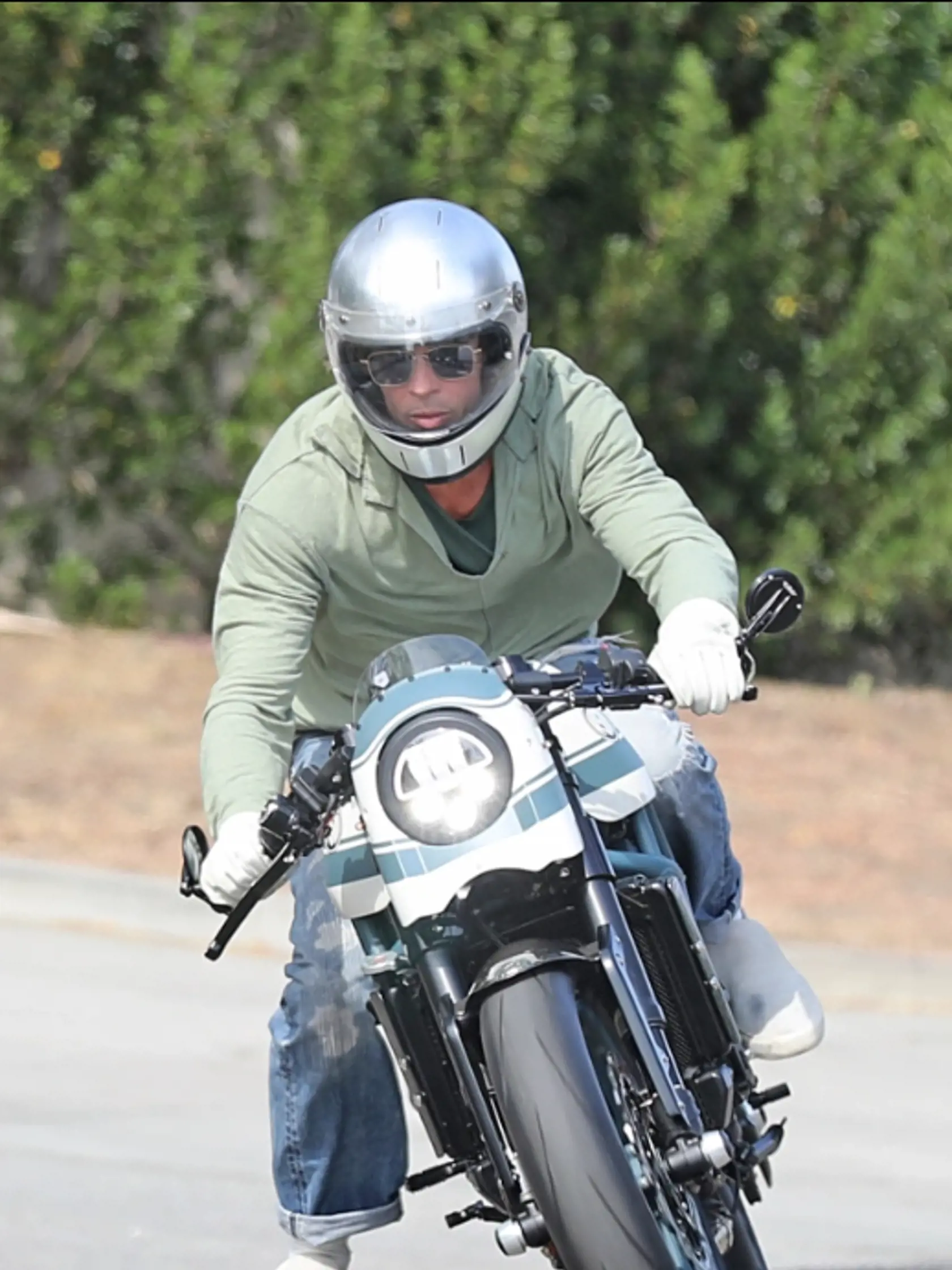 Brad Pitt tesne po stretnutí s Angelinou Jolie.