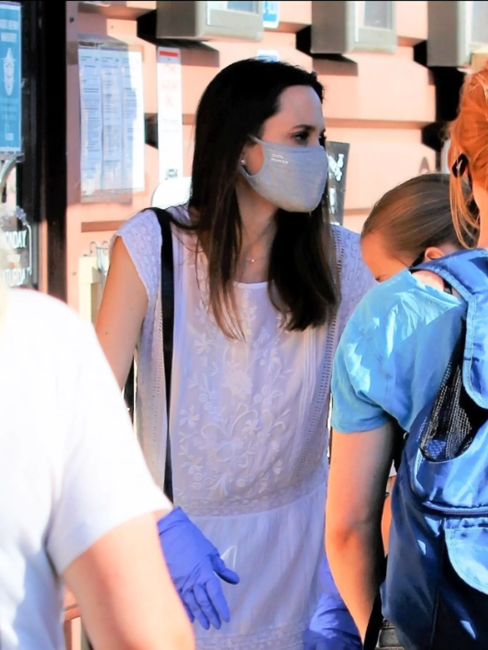 Angelina Jolie s 11-ročnou dcérou Vivienne na nákupoch v Los Angeles.