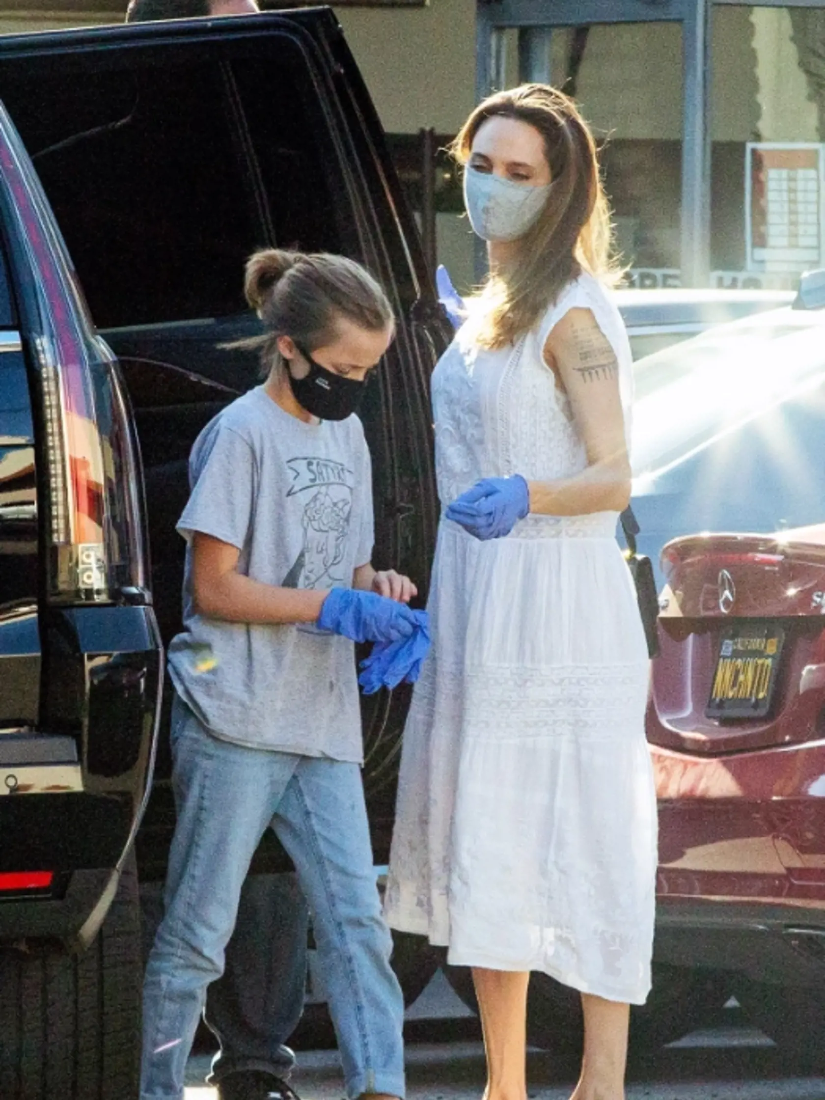 Angelina Jolie s 11-ročnou dcérou Vivienne na nákupoch v Los Angeles.