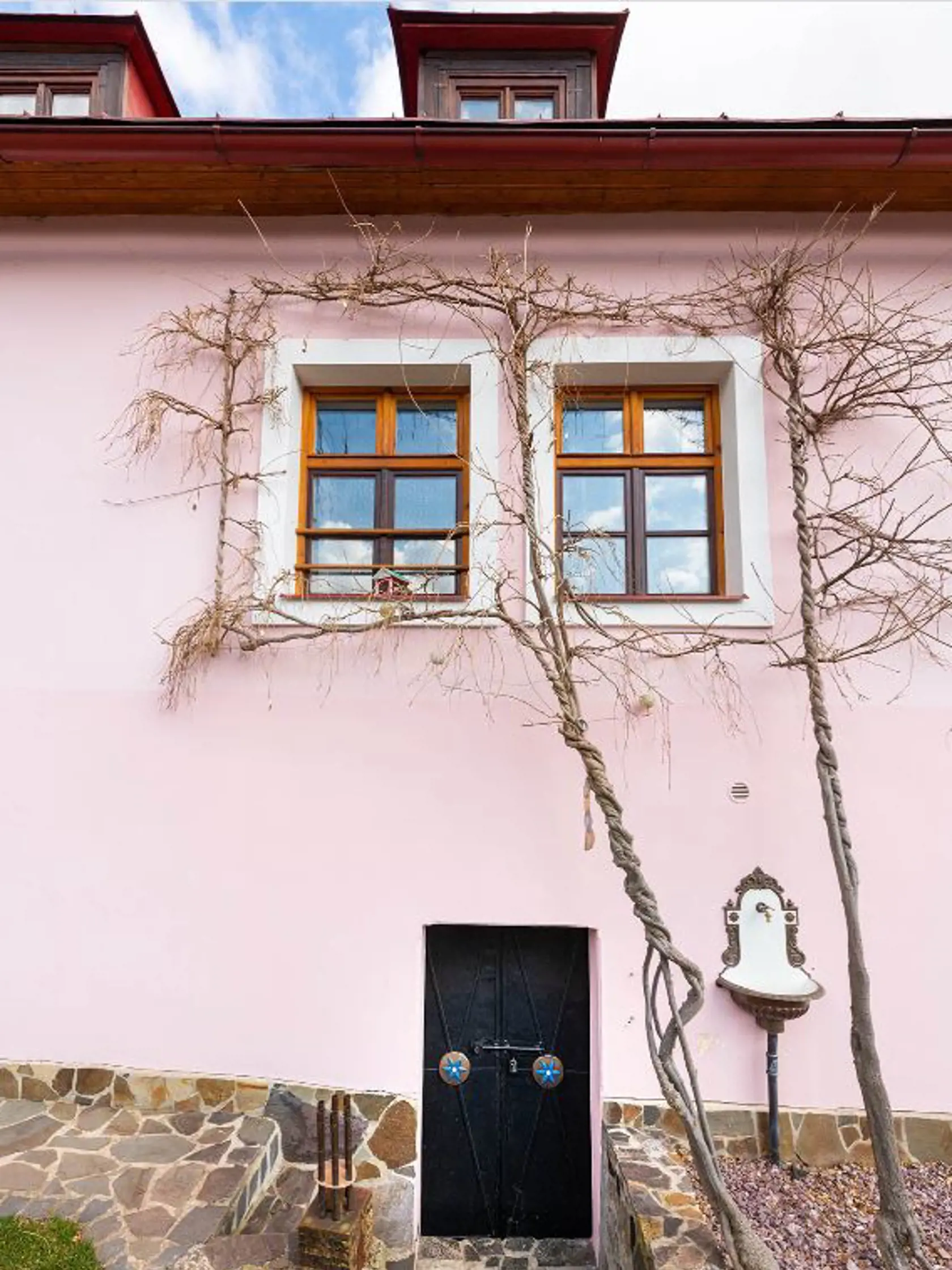 Tento dom z 15. storočia, ktorý je zapísaný na zozname UNESCO, stojí na lukratívnom mieste na Ulici Dolná Ružová.
