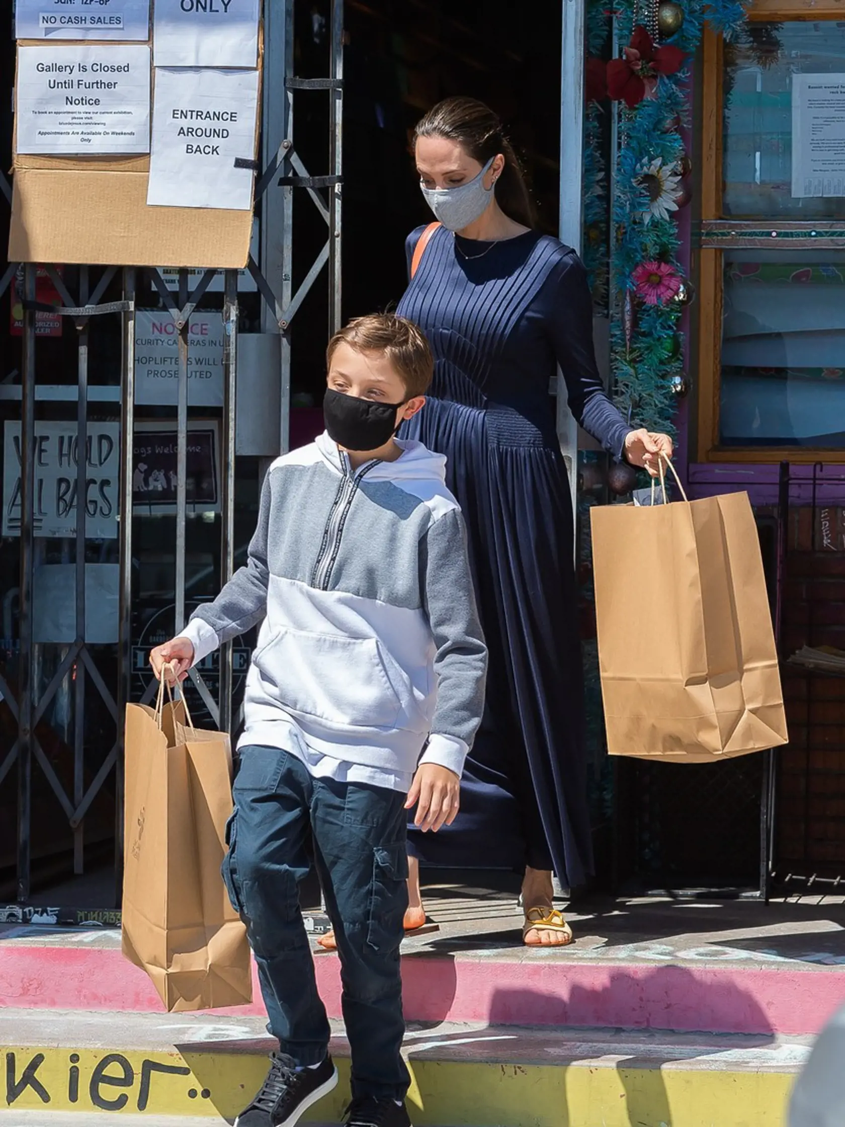 Angelina Jolie a jej syn Knox na nákupoch. Angelina sa po rozchode s Pittom viditeľne zmenila.