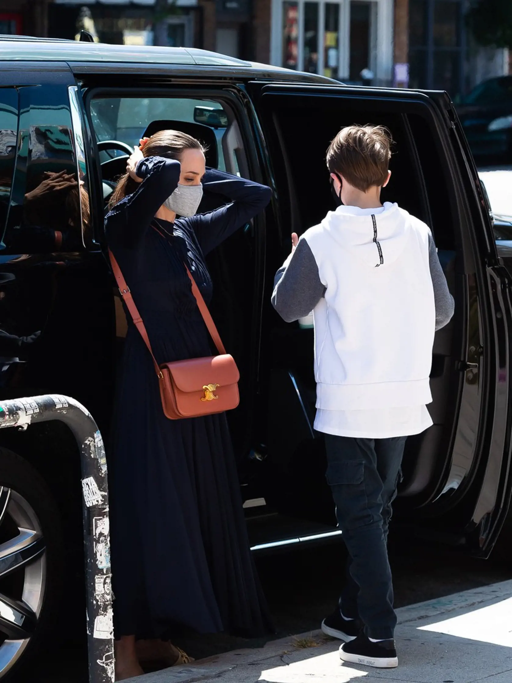Angelina Jolie je stále nádherná. Po rozchode s Pittom sa však zahaľuje viac, než kedysi.