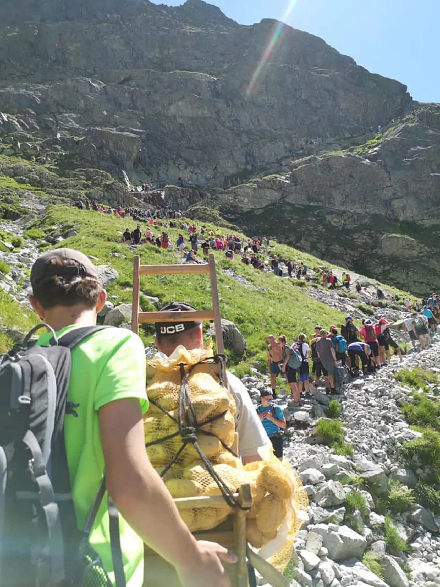Chodníky od Žabích plies v smere na Rysy praskajú vo švíkoch. Vysokohorský nosič mal sťažený prechod s ťažkou krošňou.