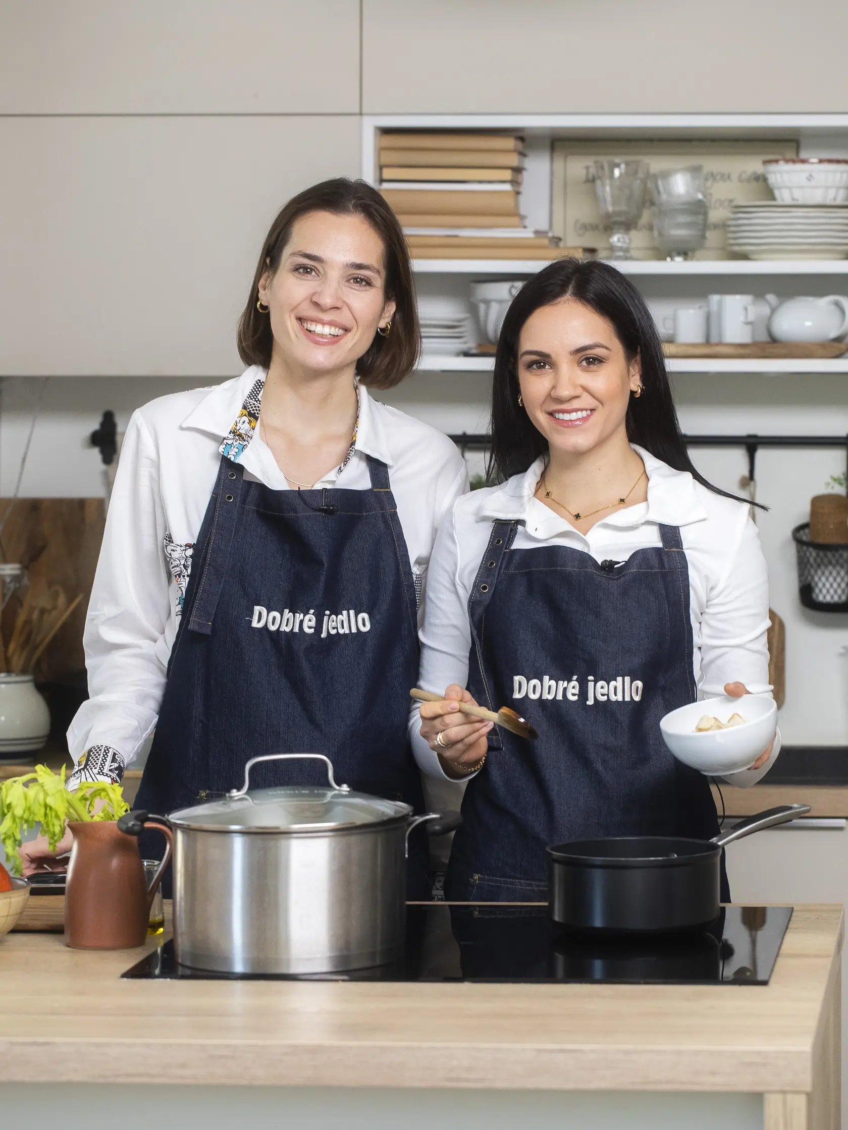 Moderátorka Lucia Hlaváčková s kamarátkou Mariyou navarila tekvicové špagety a polievku Minestrone

recept:
SPAGETTI ZUCCA
(TEKVICOVÉ
ŠPAGETY)
2 PORCIE, PRÍPRAVA 10 MINÚT, VARENIE 20 MINÚT
• 220 g špagiet
• 1 strúčik cesnaku
• 1 vetvička rozmarínu
• 3 až 4 lístky šalvie
• 300 g oranžovej tekvice
• 80 g specku (tenké plátky sušenej,
jemne údenej talianskej šunky)
• soľ, mleté čierne korenie
1. V mierne osolenej vode uvarte špagety na zhryz podľa návodu na obale.
2. Medzitým opečte v hlbšej panvici na oleji strúčik cesnaku a bylinky. Pridajte nadrobno nakrájanú tekvicu a opekajte do mäkka
asi 10 minút. Vyberte cesnak a bylinky
a tekvicu popučte varechou alebo vidličkou na hrubo.
3. Prilejte trocha vývaru z uvarených cesto- vín, aby bola zmes krémovejšia. Primiešajte špagety a podávajte posypané do chrumka- va opečeným speckom. Buono Appetito!

MINESTRONE
DI VERDURE
(ZIMNÁ ZELENINOVÁ
POLIEVKA)
4 PORCIE, PRÍPRAVA 15 MINÚT, VARENIE 30 MINÚT
• pol cibule • olivový olej • 2 mrkvy
• 1 cuketa • 2 zemiaky • 2 paradajky
• 1 stonka zeleru • 200 g bielej fazule (najlepšie mrazenej) • 200 g mrazeného hrášku • 2 litre vody • 1 lyžička sódy bikarbóny • 1 lyžica paradajkového pretlaku • kúsok kôry z parmezánu
• parmezán podľa chuti • čerstvá petržlenová vňať • soľ, čierne mleté korenie
Na krutóny:
• 1 starší rožok • olivový olej
• 1 väčší strúčik cesnaku • 2 lístky šalvie a 1 vetvička rozmarínu 1. V hrnci na oleji krátko opečte nadrobno nakrájanú cibuľu.
2. Pridajte na drobné kocky na- krájanú mrkvu, cuketu, zemiaky, paradajky, zeler a fazuľu s hráškom. Pár minút opekajte a prilejte horúcu vodu. Pridajte sódu bikarbónu, kto- rá polievku zjemní a zachová sviežu farbu zeleniny.
3. Pripravte krutóny: Rožok nakrá- jajte na kocky. V panvici na oleji krátko osmažte rozpučený strúčik cesnaku, lístky šalvie a prípadne rozmarín. Pridajte rožok a opečte do zlatista.
4. Keď polievka zovrie, pridajte pa- radajkový pretlak a ak máte, vložte kôru z parmezánu, ktorá v pravom talianskom recepte nesmie chýbať. Osoľte a okoreňte.
5. Polievku odstavte, keď je zelenina mäkká. Na tanieroch do nej pridaj- te nastrúhaný parmezán, olivový olej a krutóny. Môžete posypať petržlenovou vňaťou.