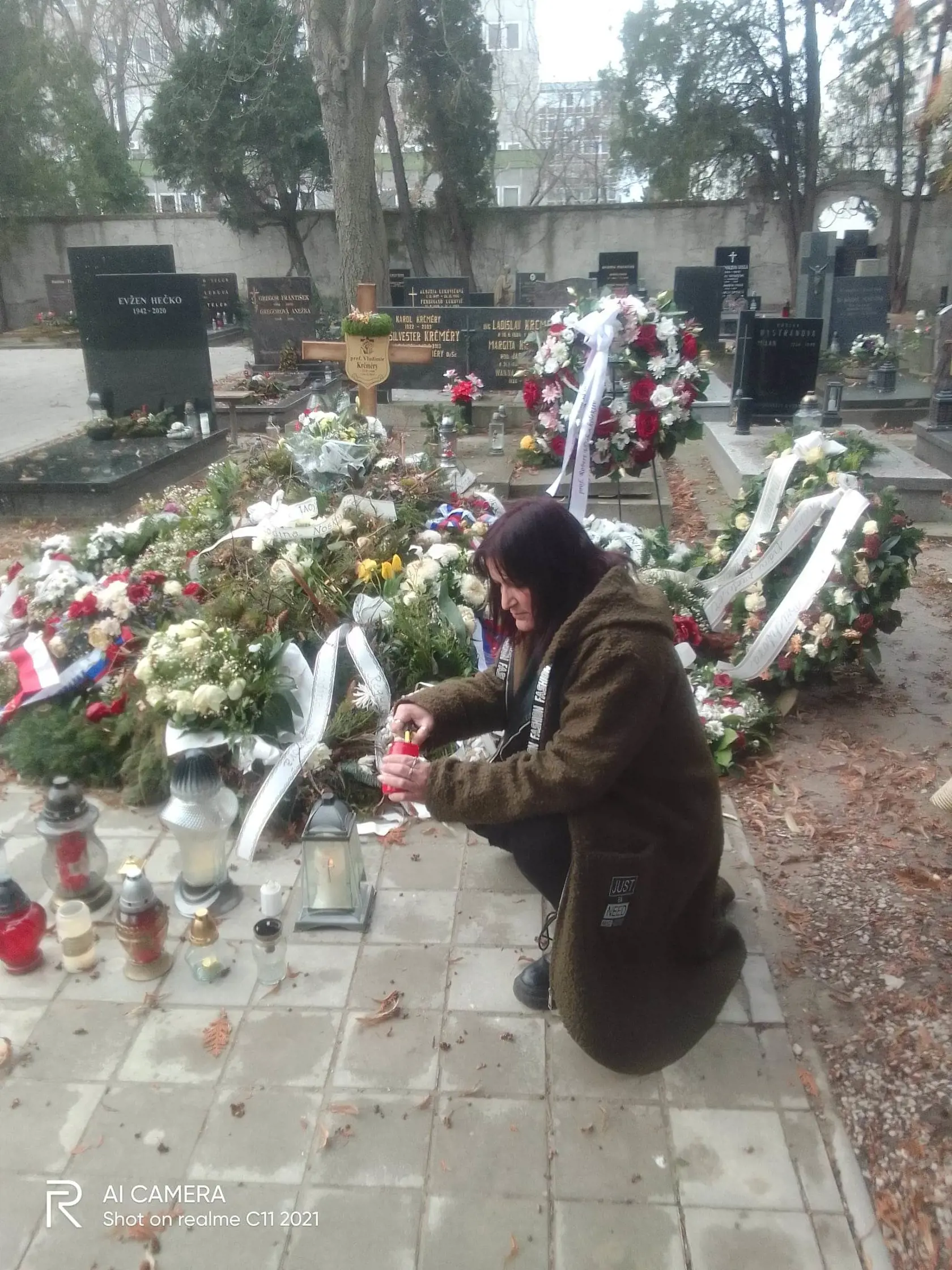 Lucii Magyarovej od jej osemnástych narodenín všemožne pomáhal Vladimír Krčméry. Považoval ju za svoju dcéru. Na jeho hrob sa chodí modliť takmer každý deň.