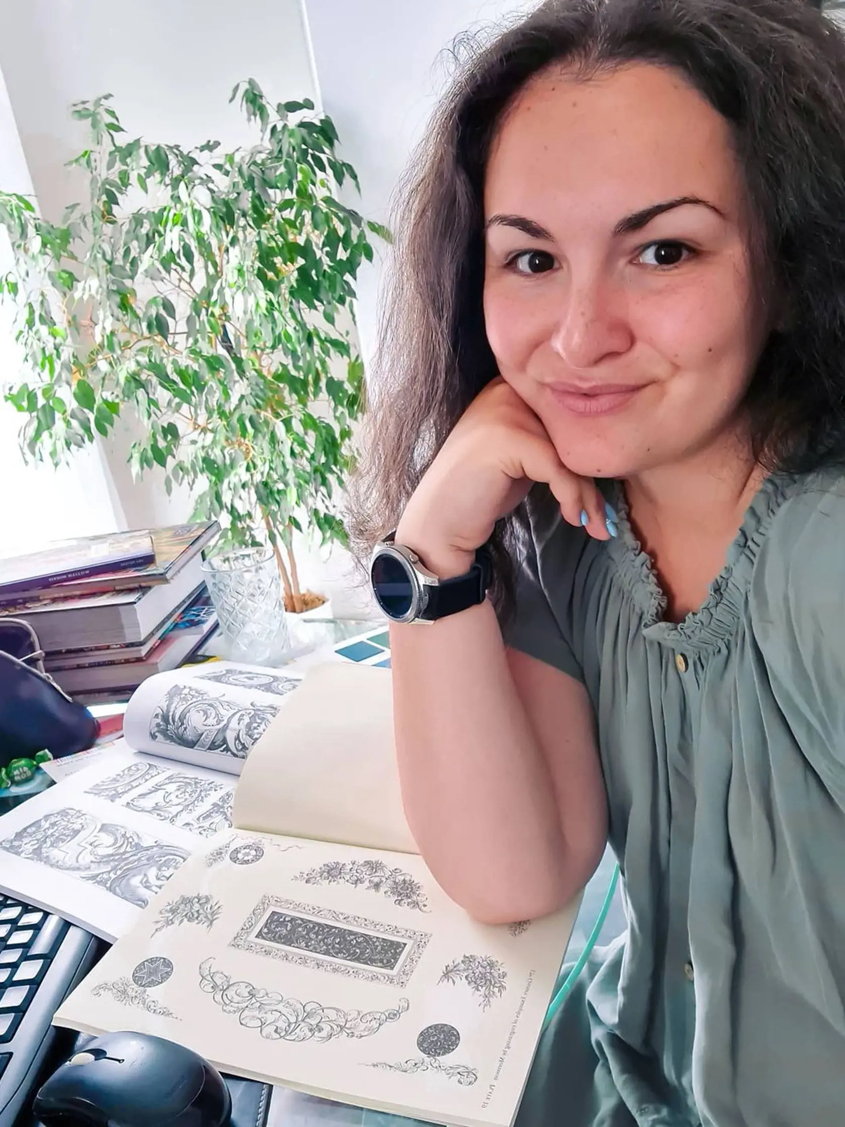 Dajana pri svojej práci - navrhovaní kabeliek.
