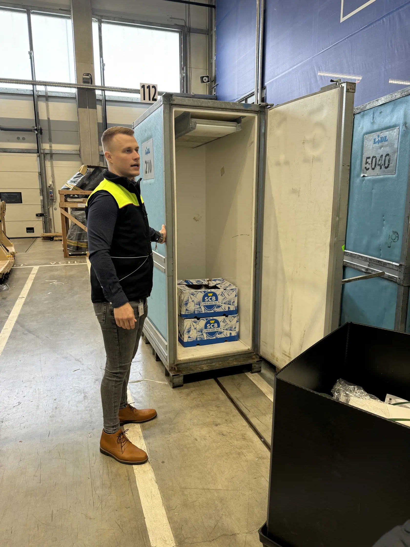 „Keď to porovnáme s bežným obdobím, teraz posielame na predajne asi o 10-15% viac tovaru,“ podotkol manažér operatívnej logistiky Lidlu na Slovensku Matúš Kondel s tým, že si to vyžaduje bezchybné plánovanie.