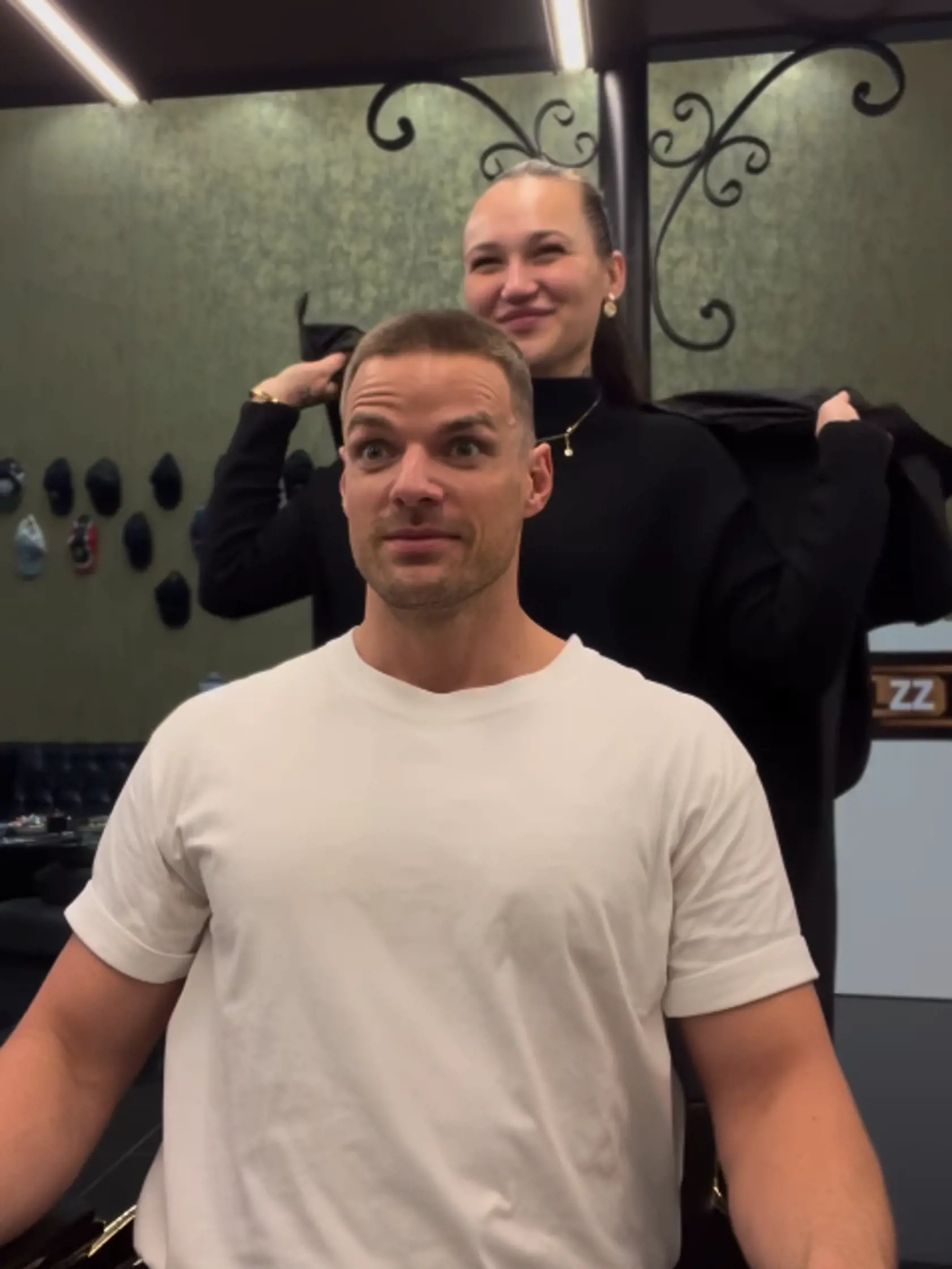 Radko Urbanyak sa ostrihal. Priscilla mu na hlave vytvorila moderný buzz cut.