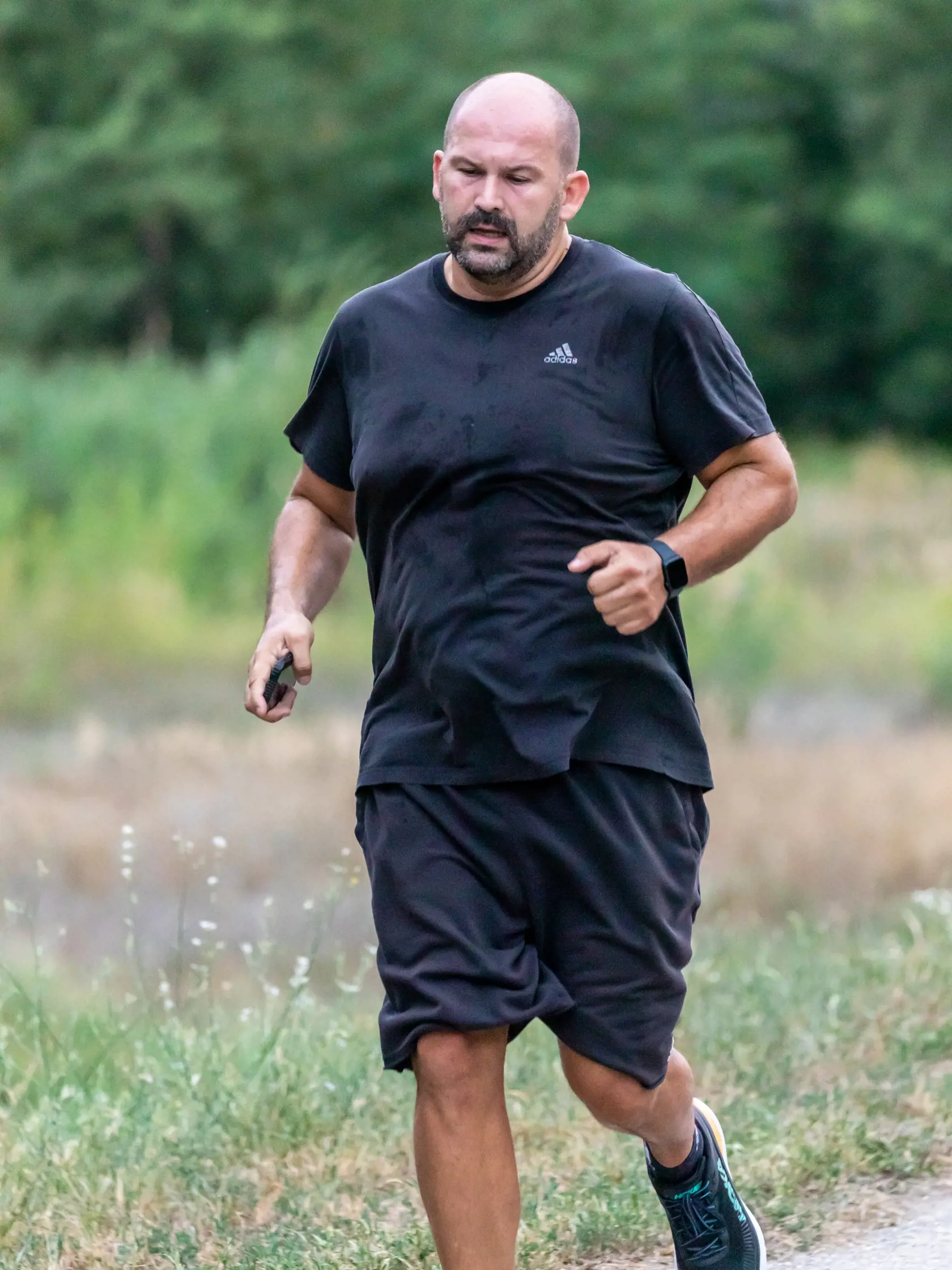 Na snímke je poslanec NRSR Peter Pčolinský ako behá na hrádzi v Petržalke. 